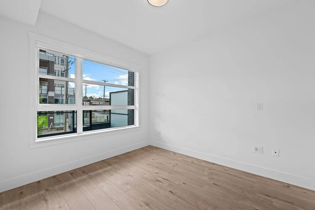 305 4788 Hastings Street