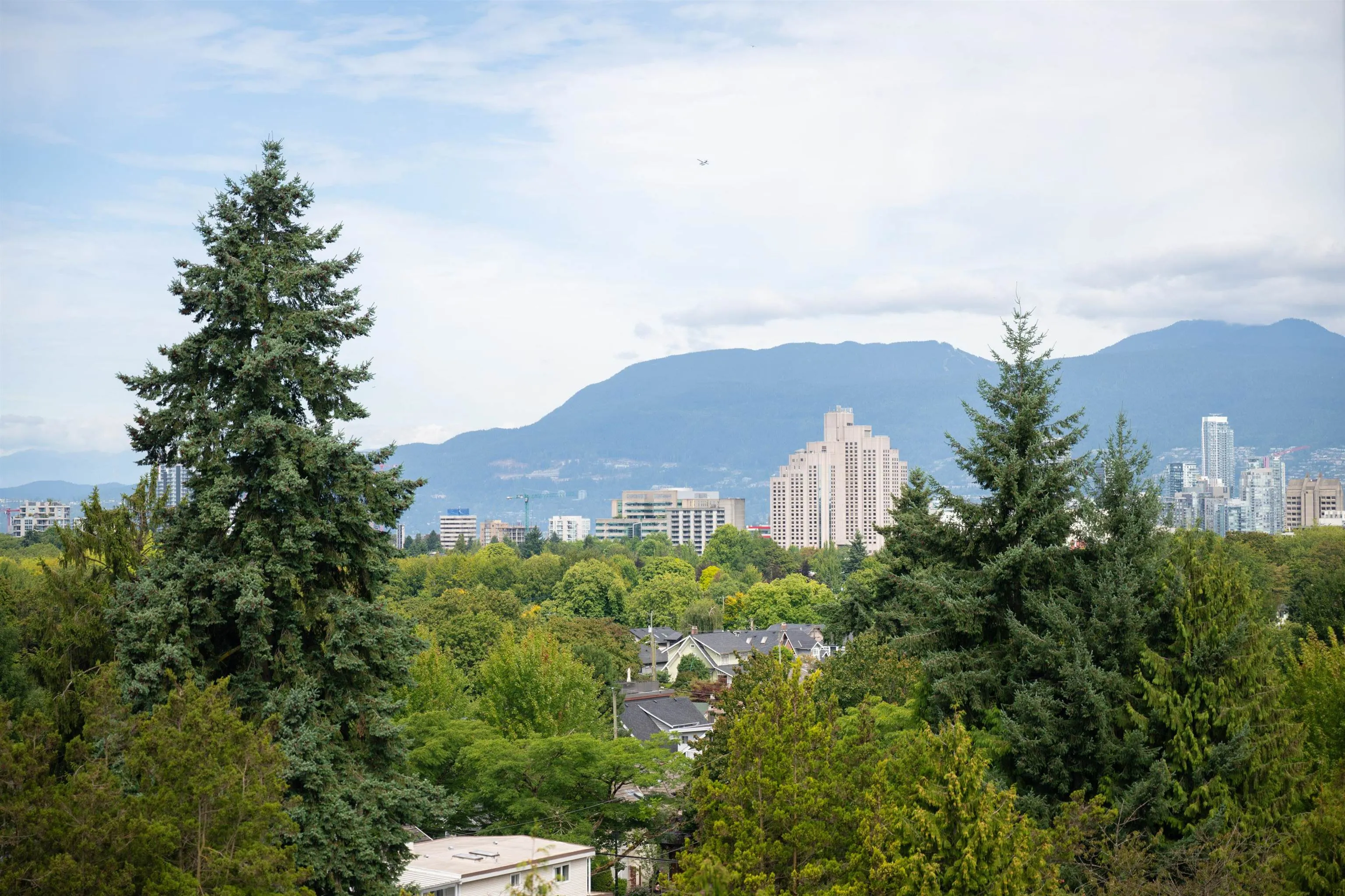 606 4083 Cambie Street