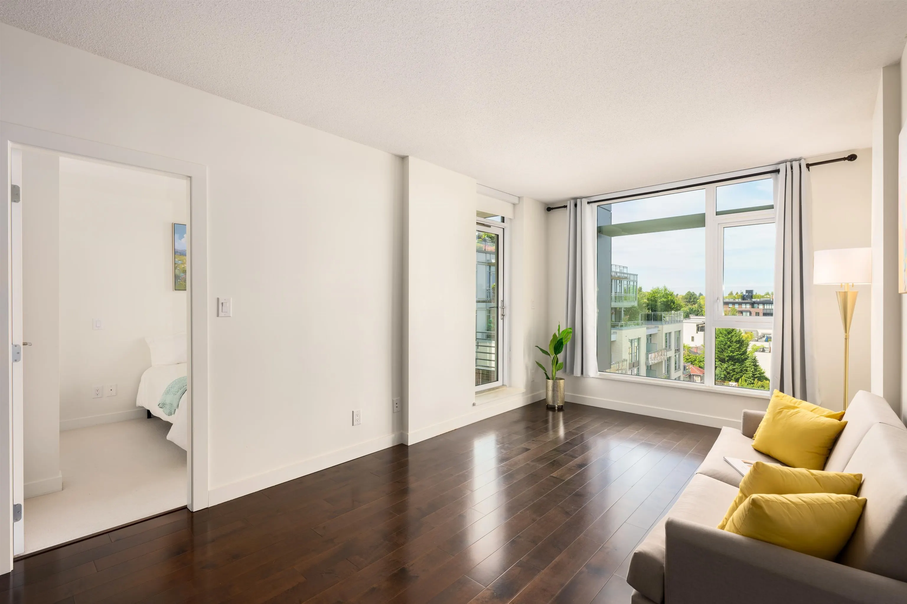 606 4083 Cambie Street