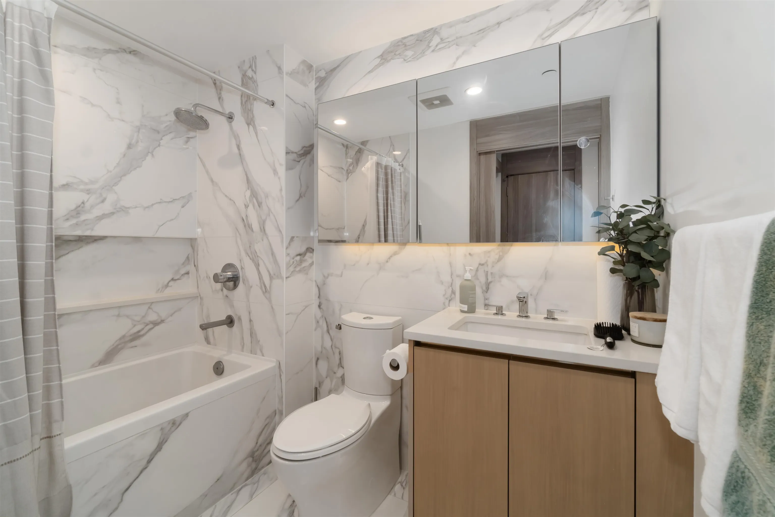 4305 4880 Lougheed Highway