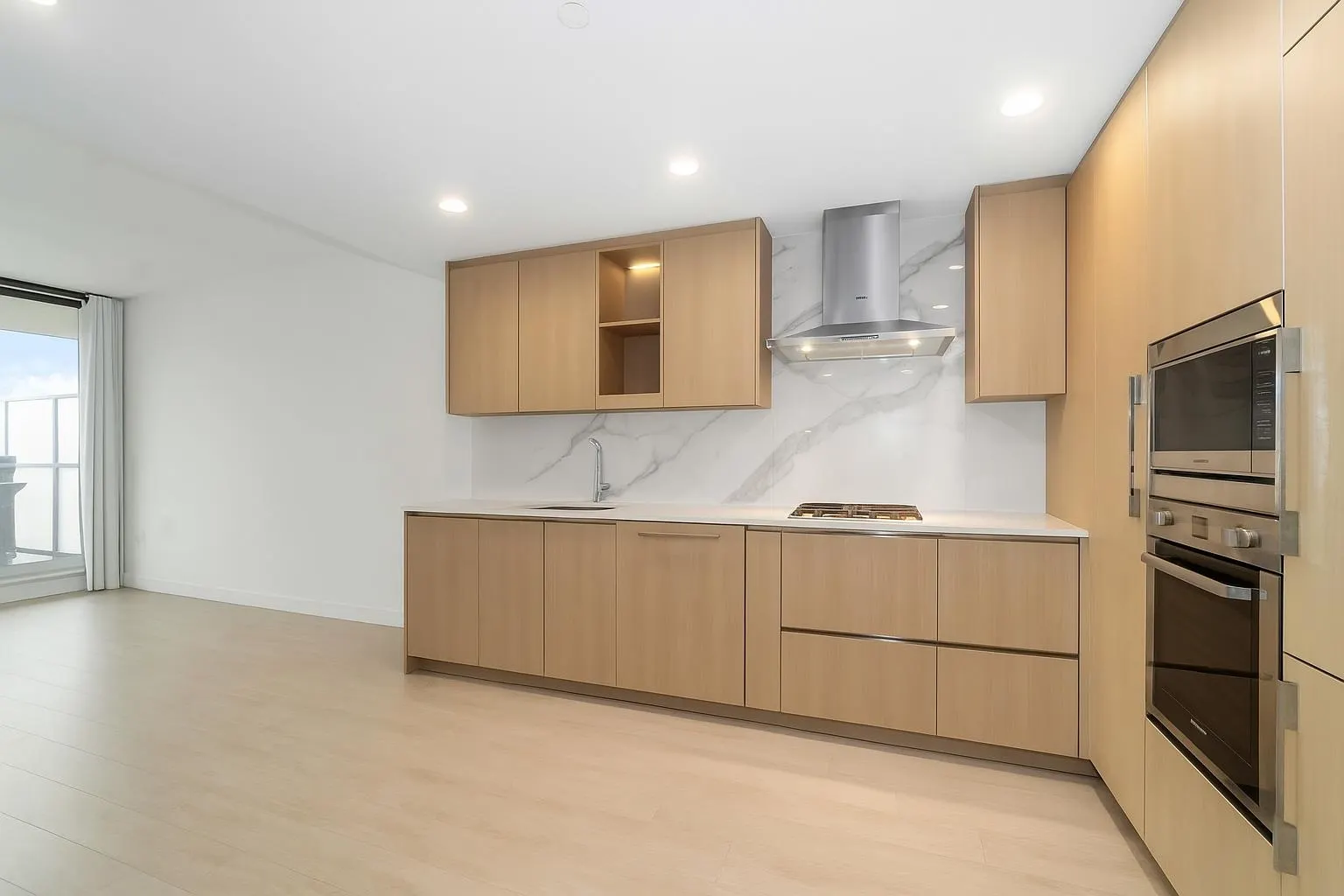 4305 4880 Lougheed Highway