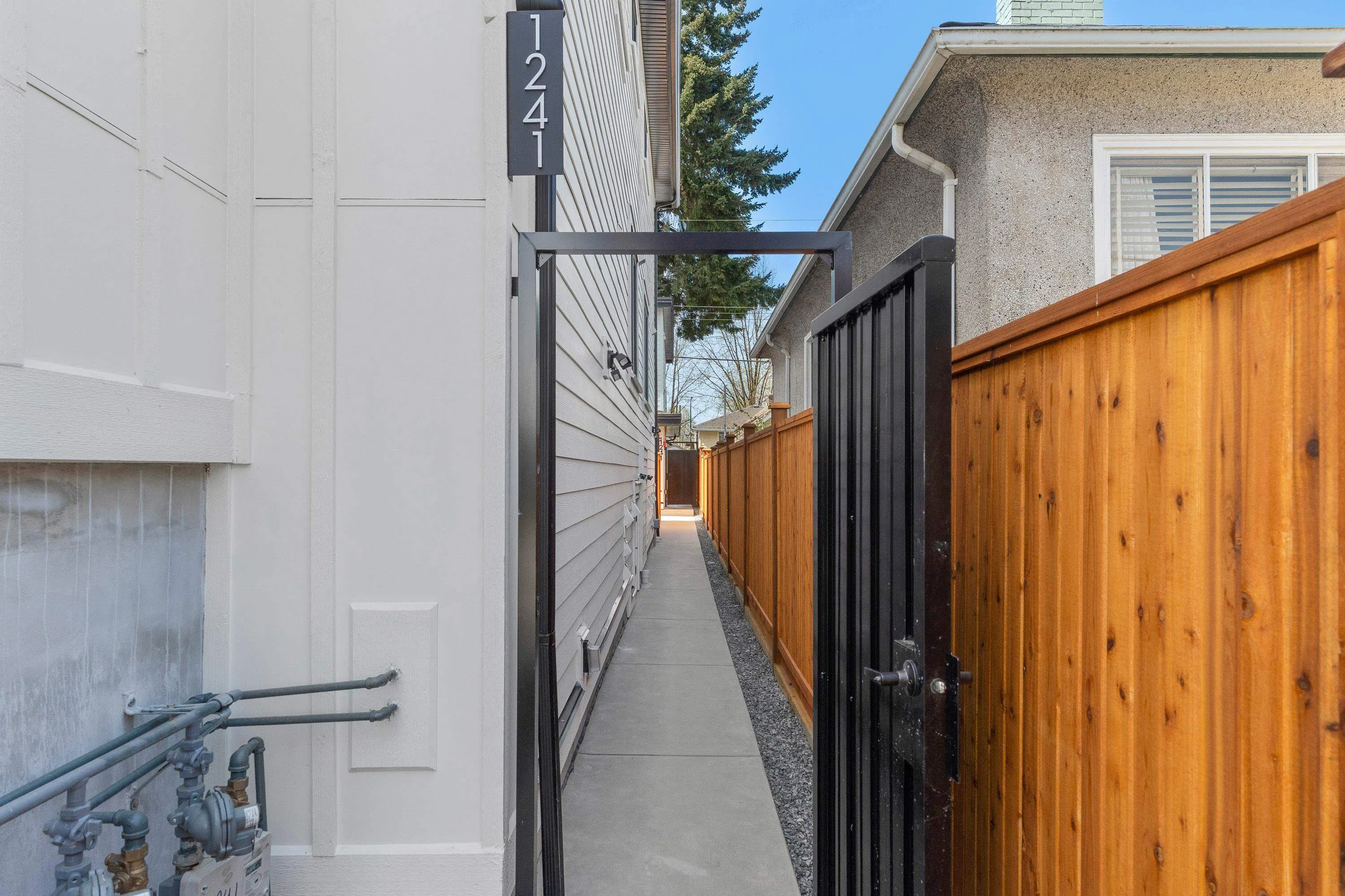 1 1243 Nootka Street