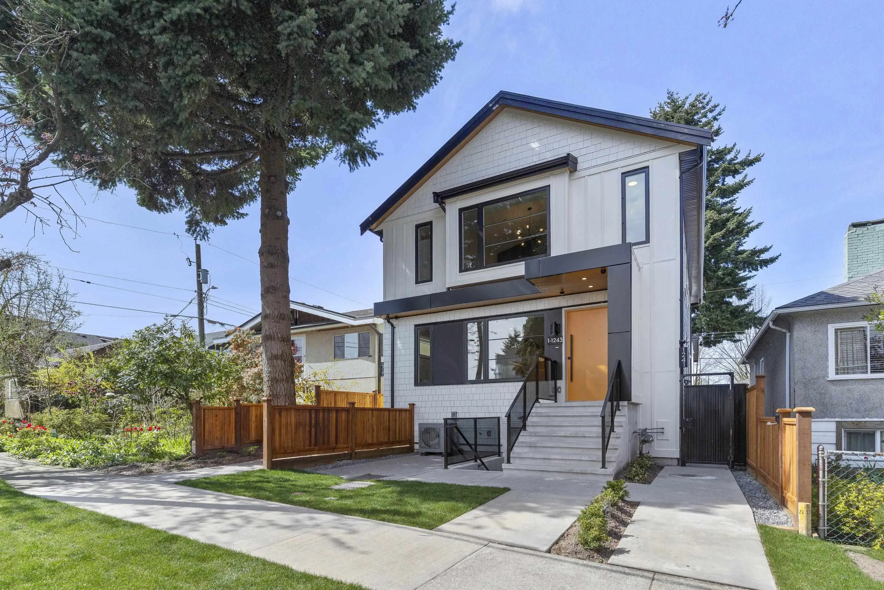 1 1243 Nootka Street