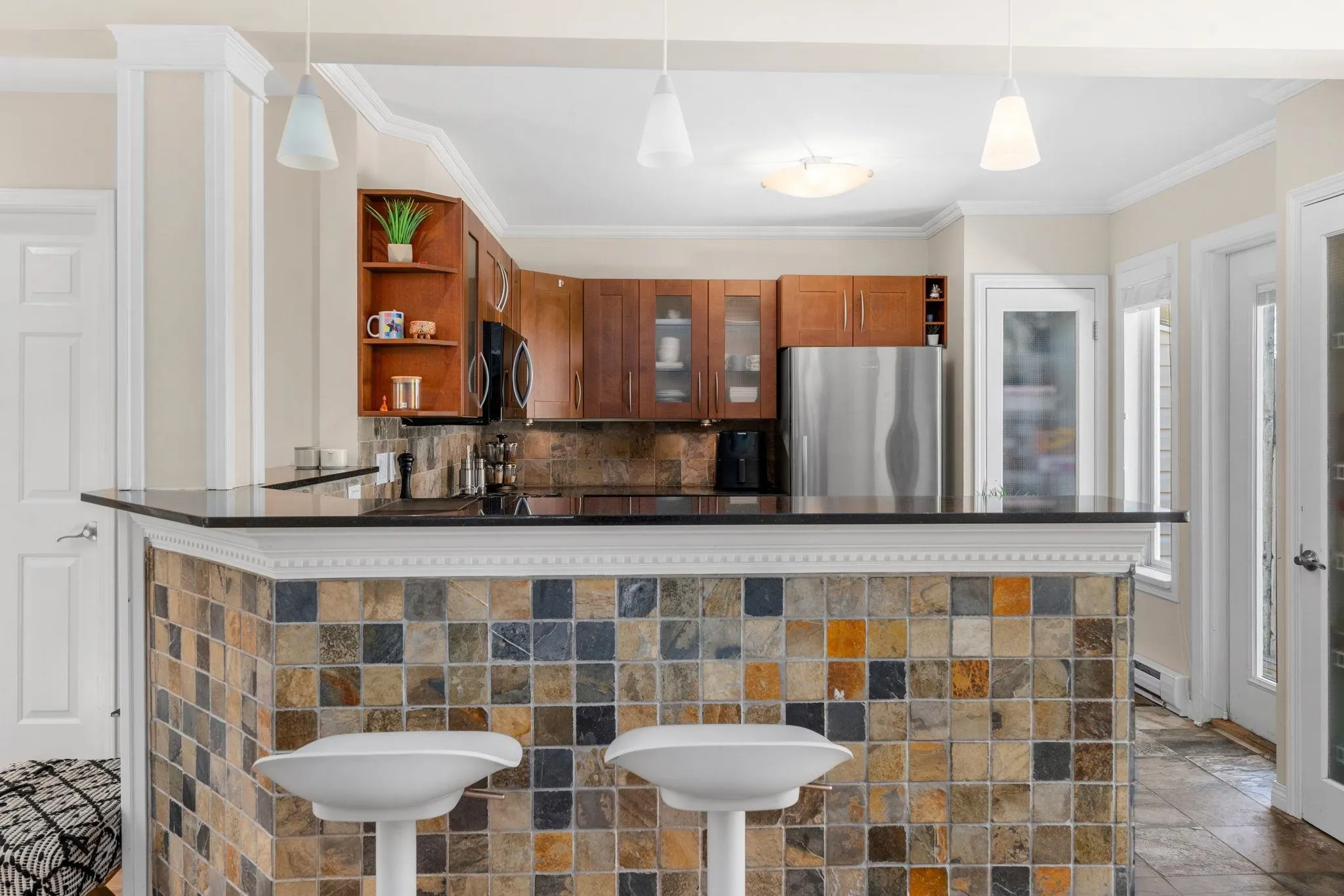 2 460 W 6th Street