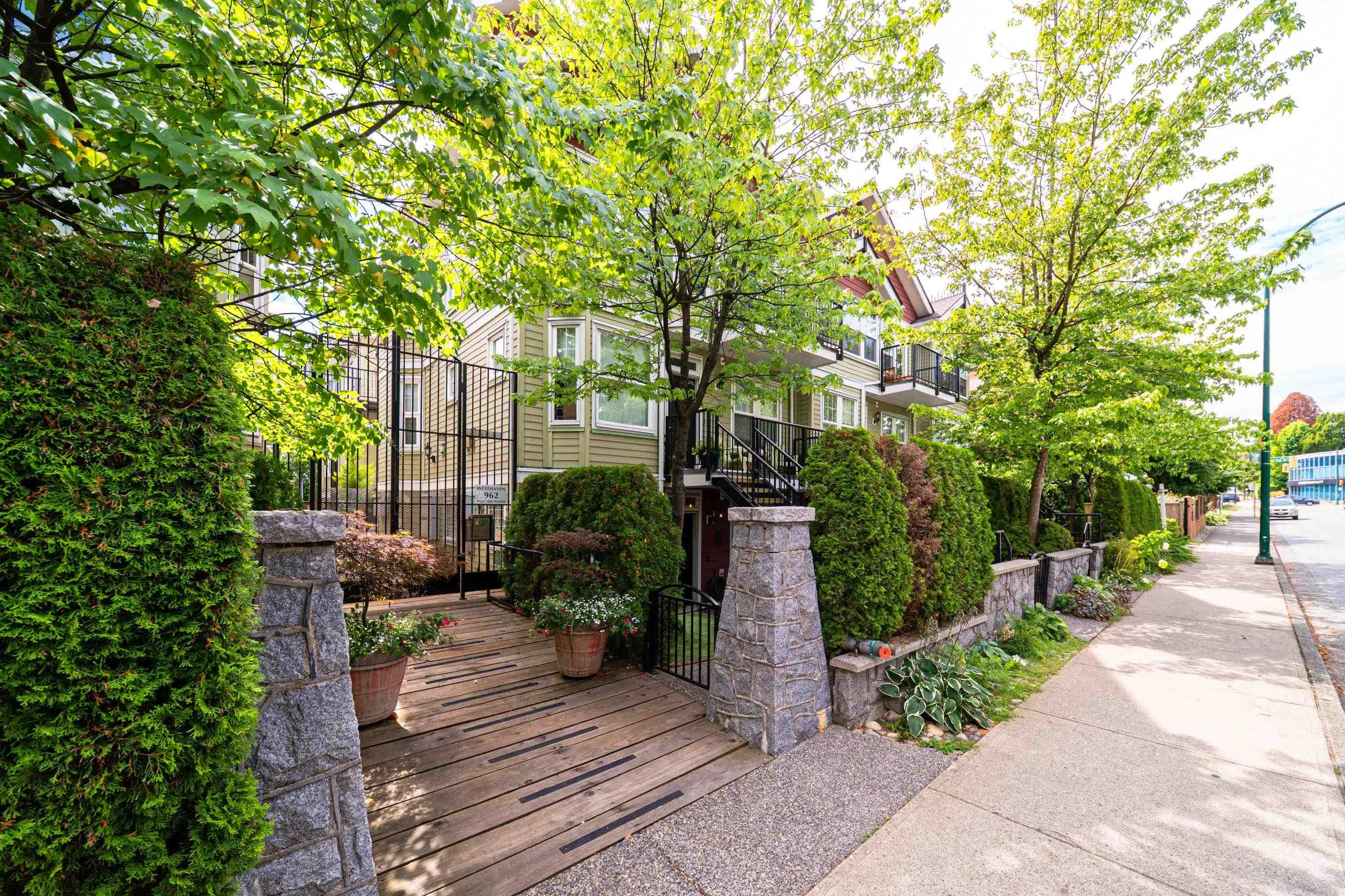 966 W 16th Avenue