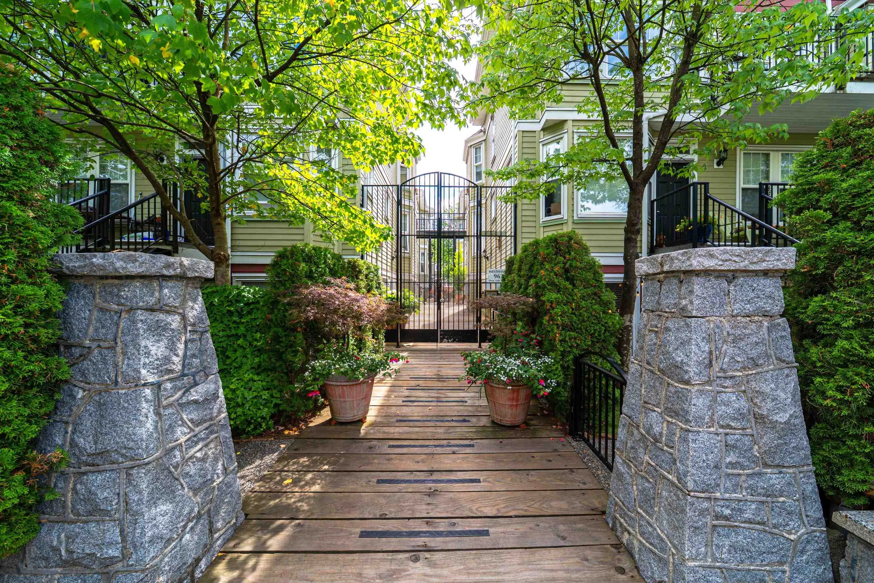966 W 16th Avenue