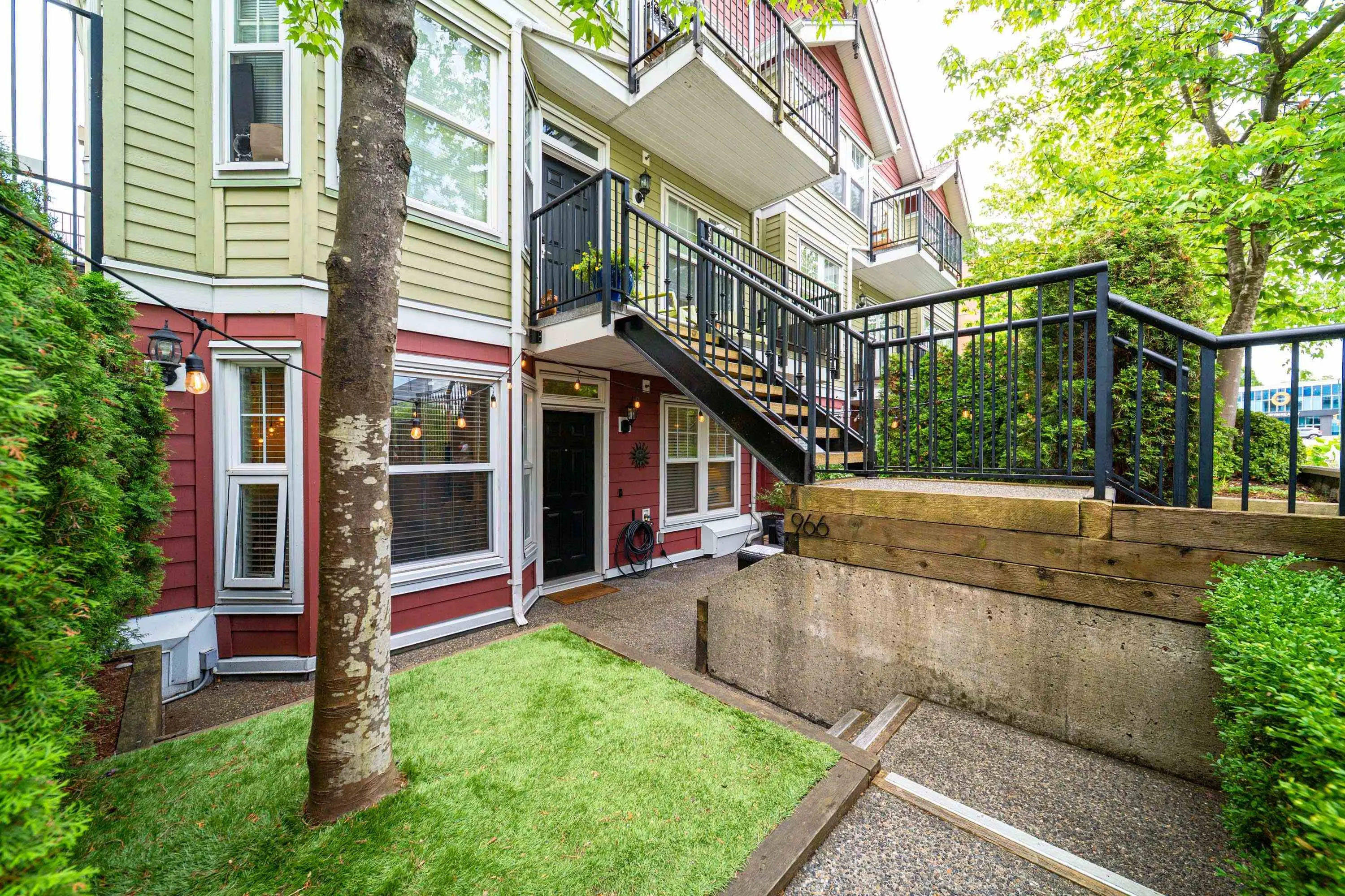 966 W 16th Avenue