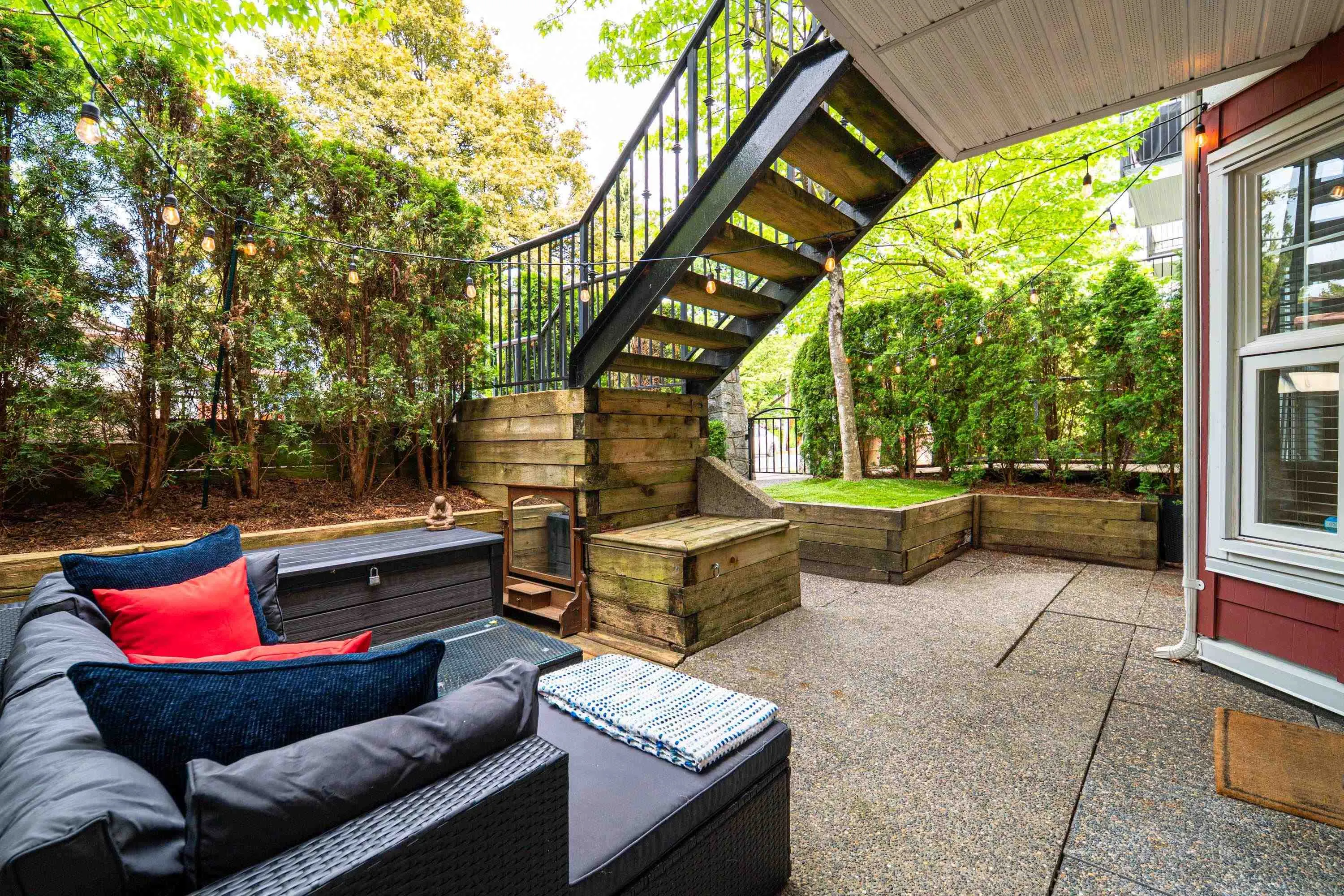 966 W 16th Avenue