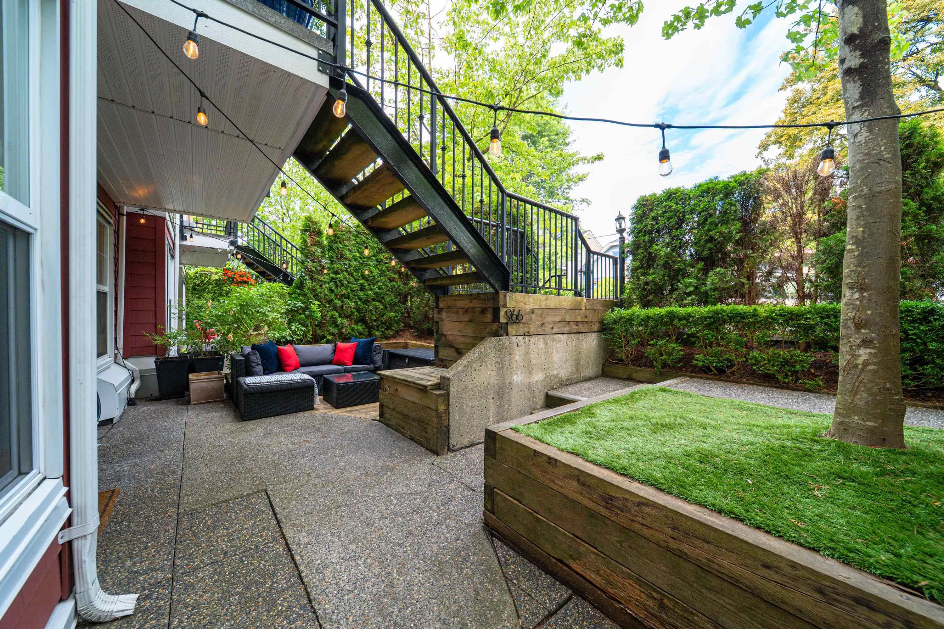 966 W 16th Avenue