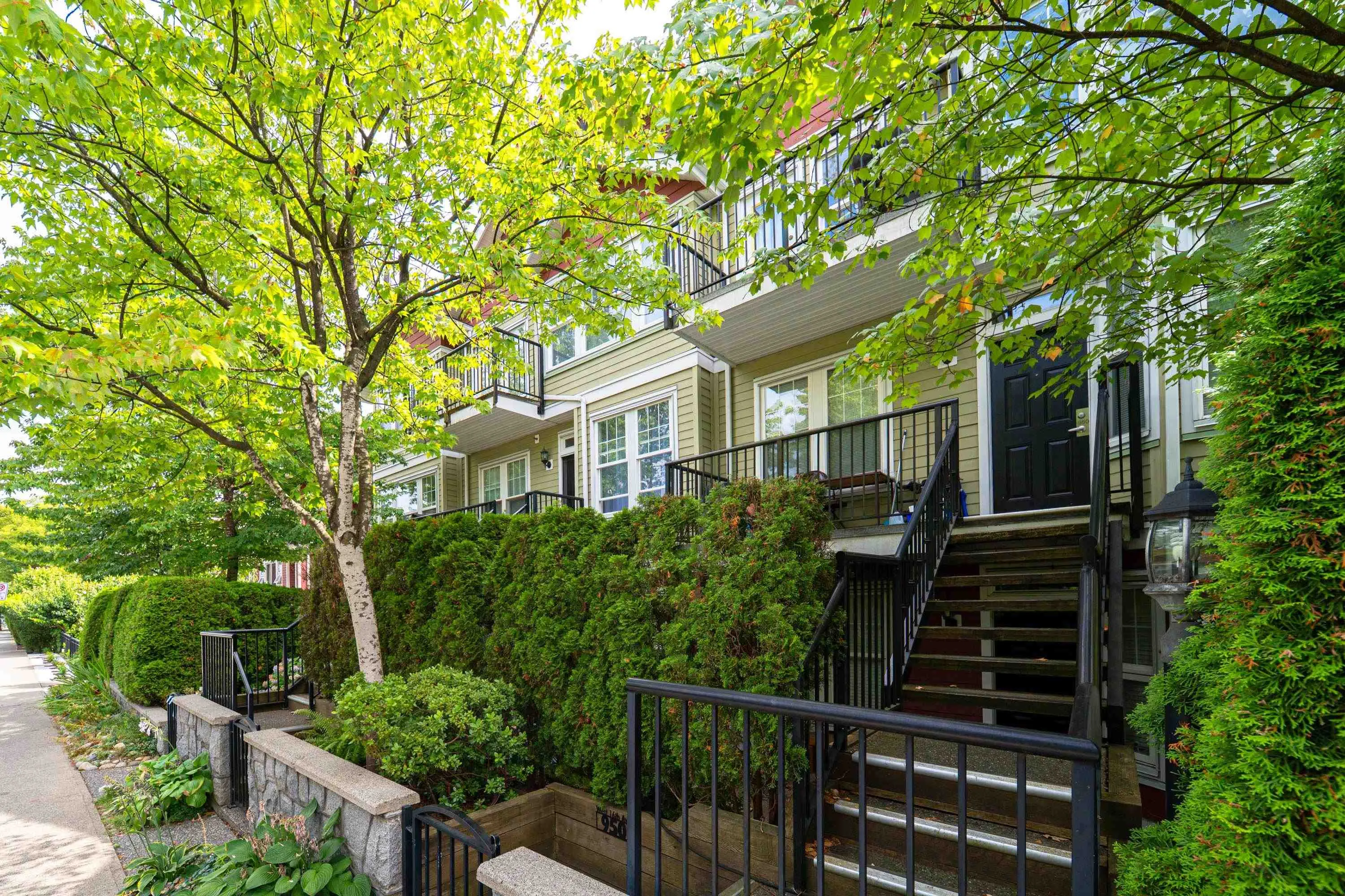 966 W 16th Avenue