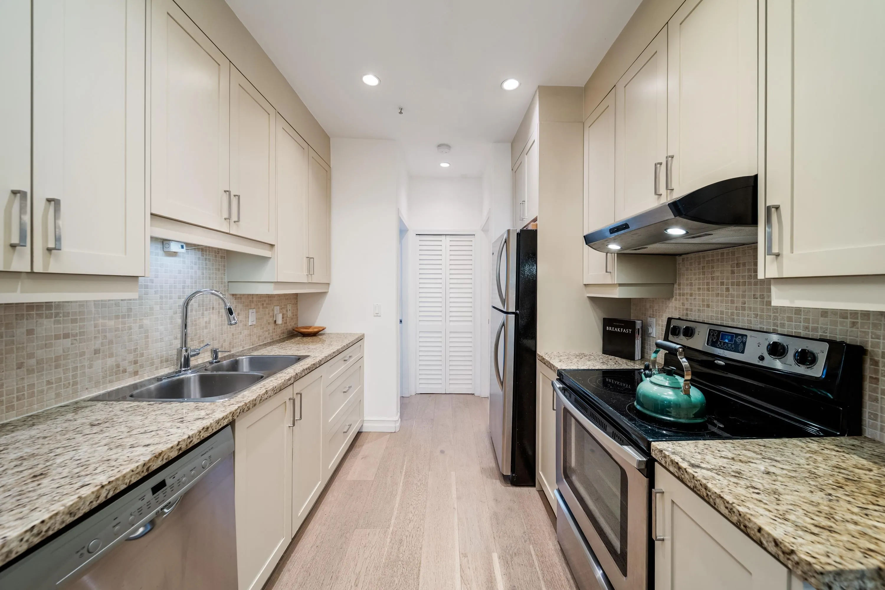966 W 16th Avenue