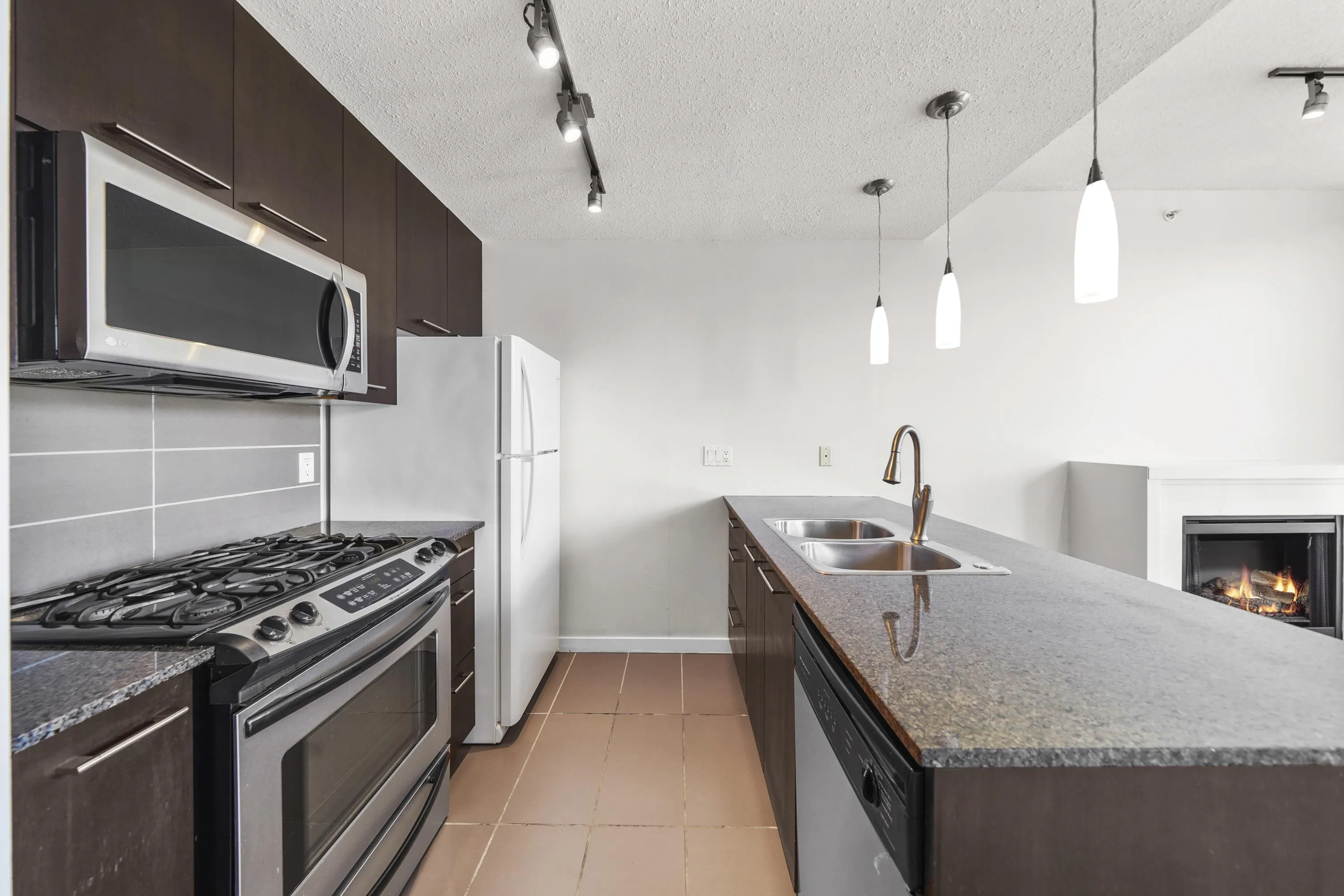 1402 2979 Glen Drive