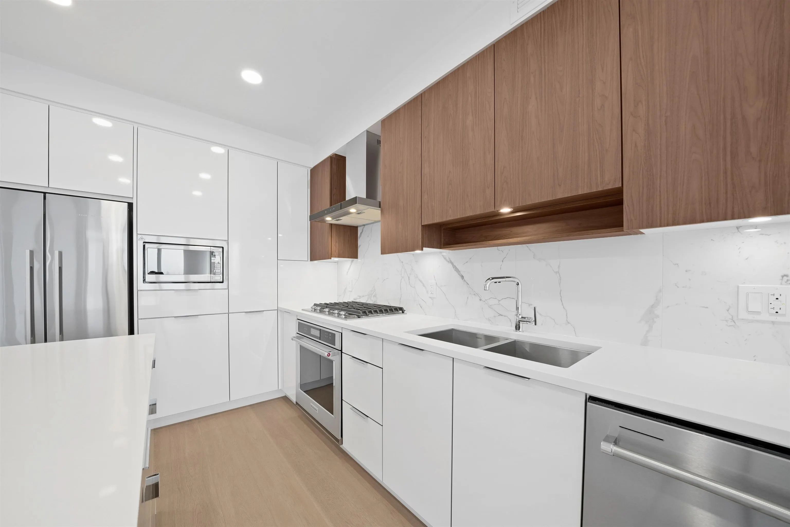 1601 7683 Park Crescent
