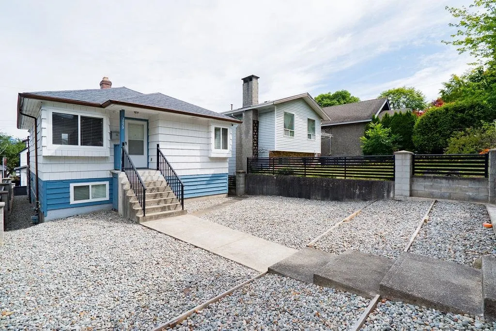 2575 E 29th Avenue