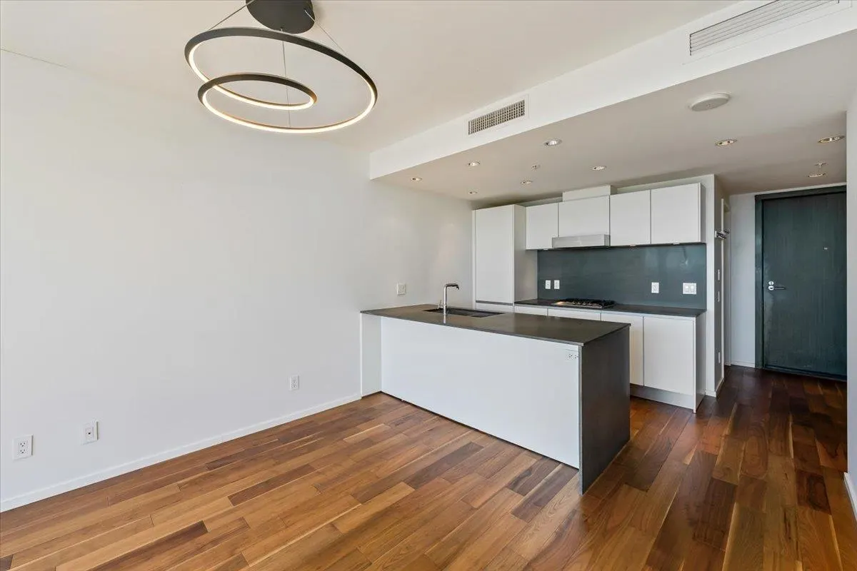 1507 8555 Granville Street