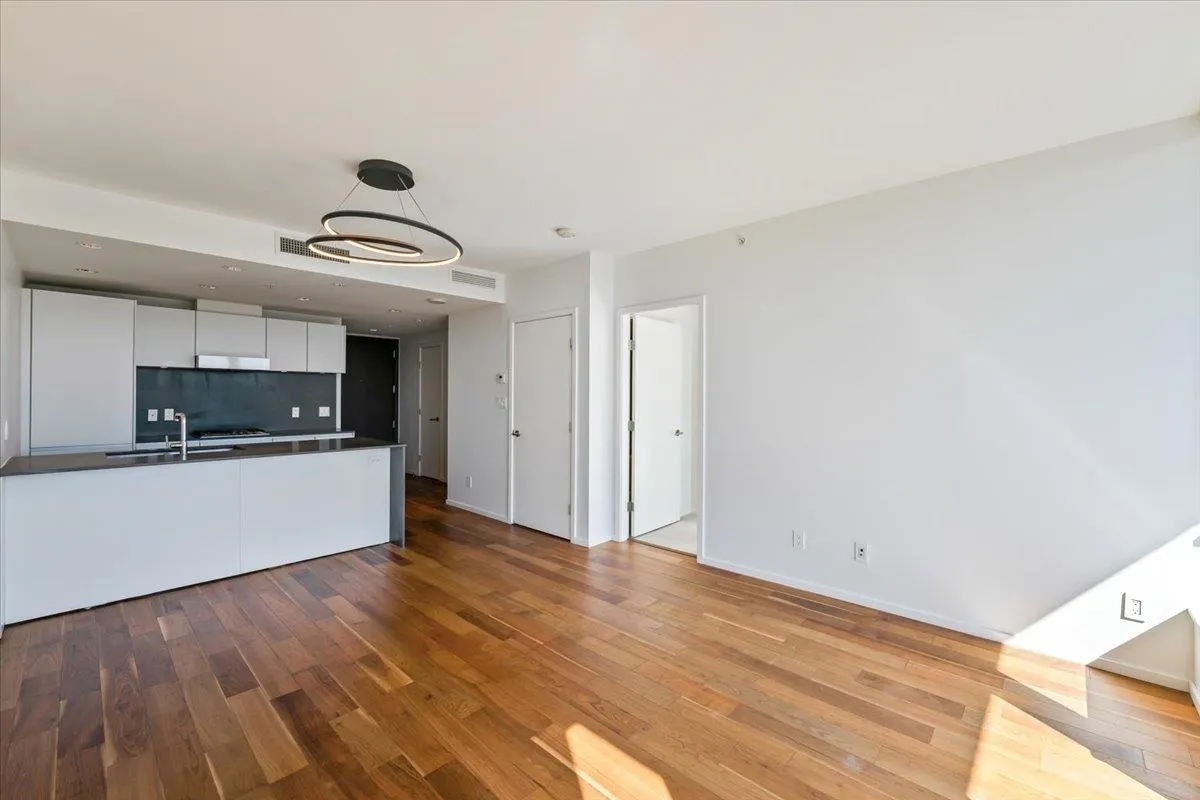 1507 8555 Granville Street