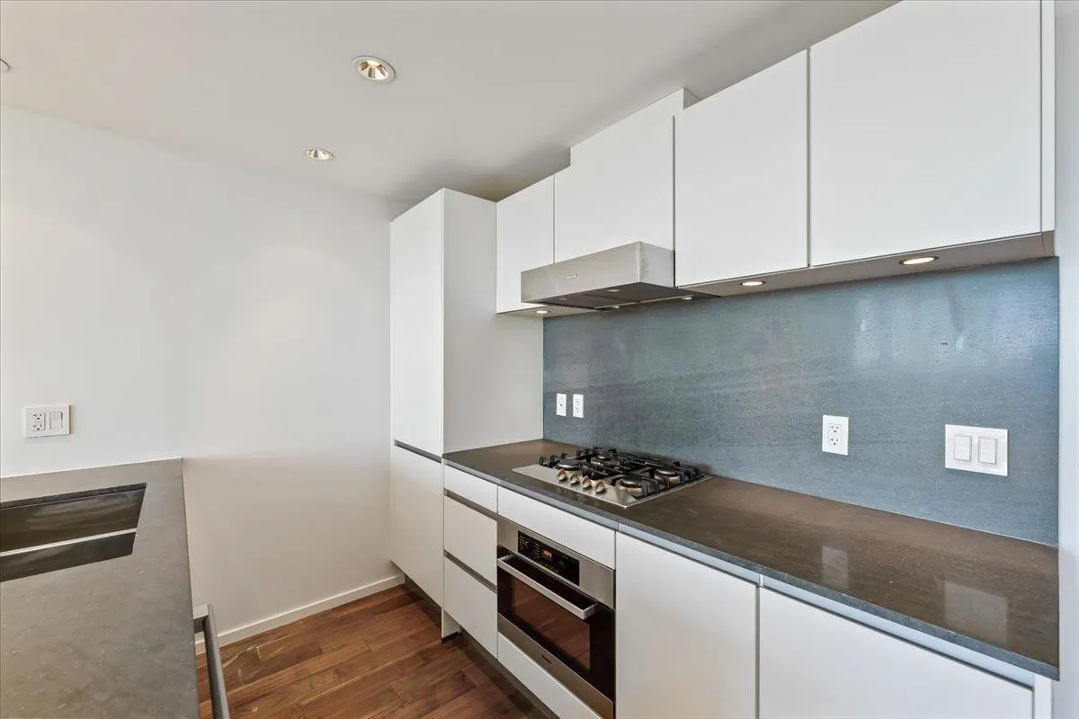 1507 8555 Granville Street