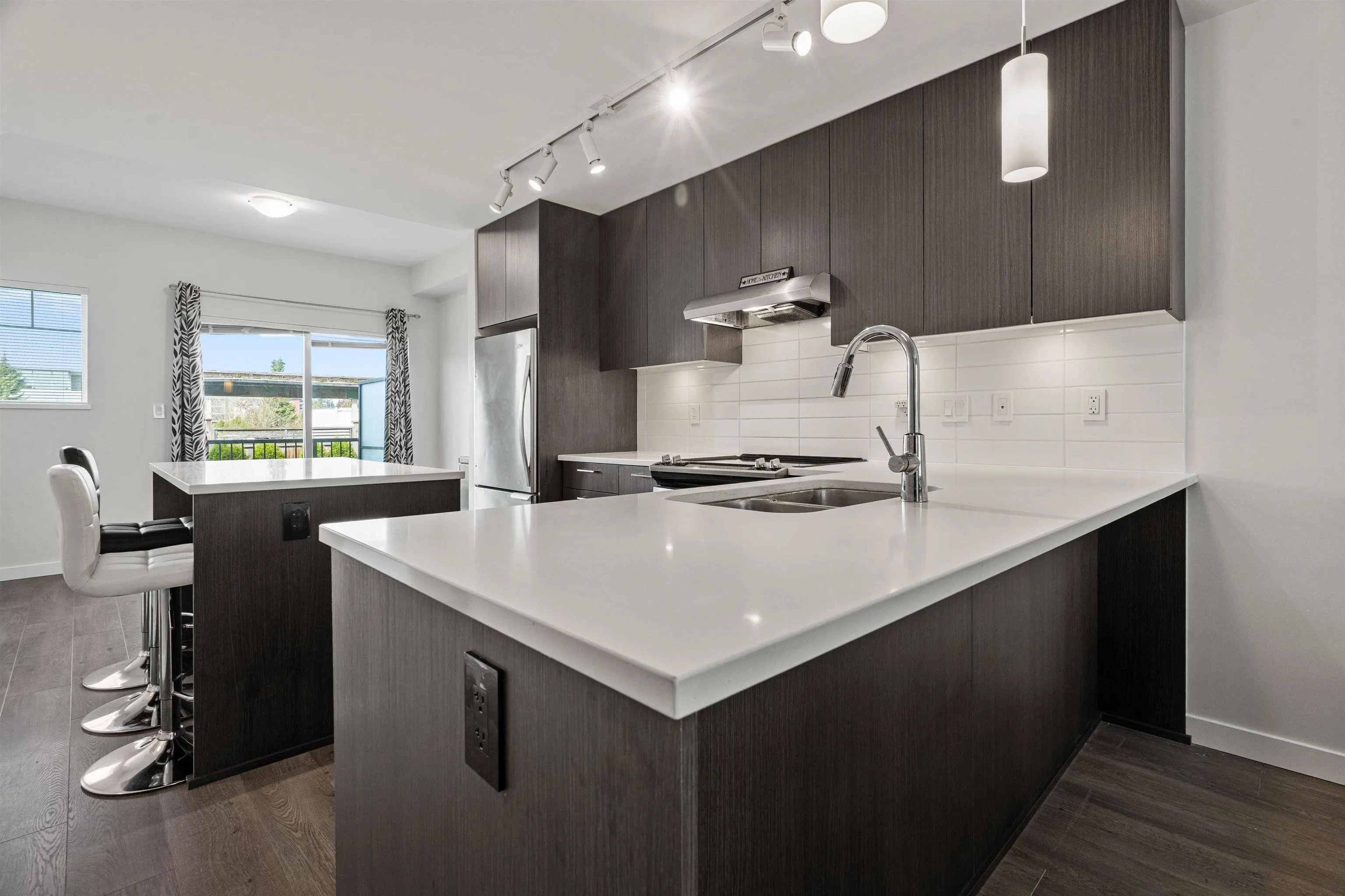 150 32633 Simon Avenue