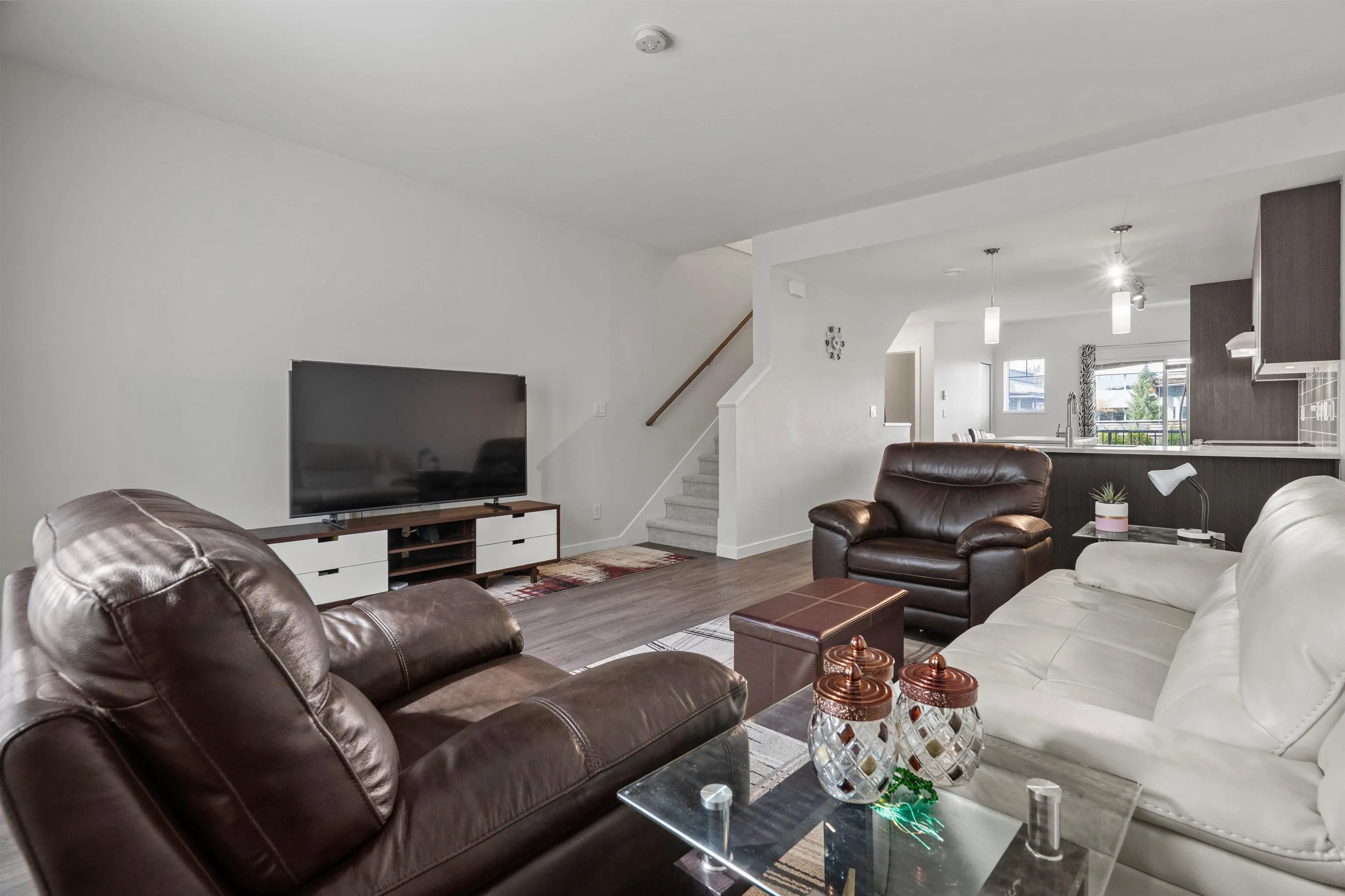 150 32633 Simon Avenue