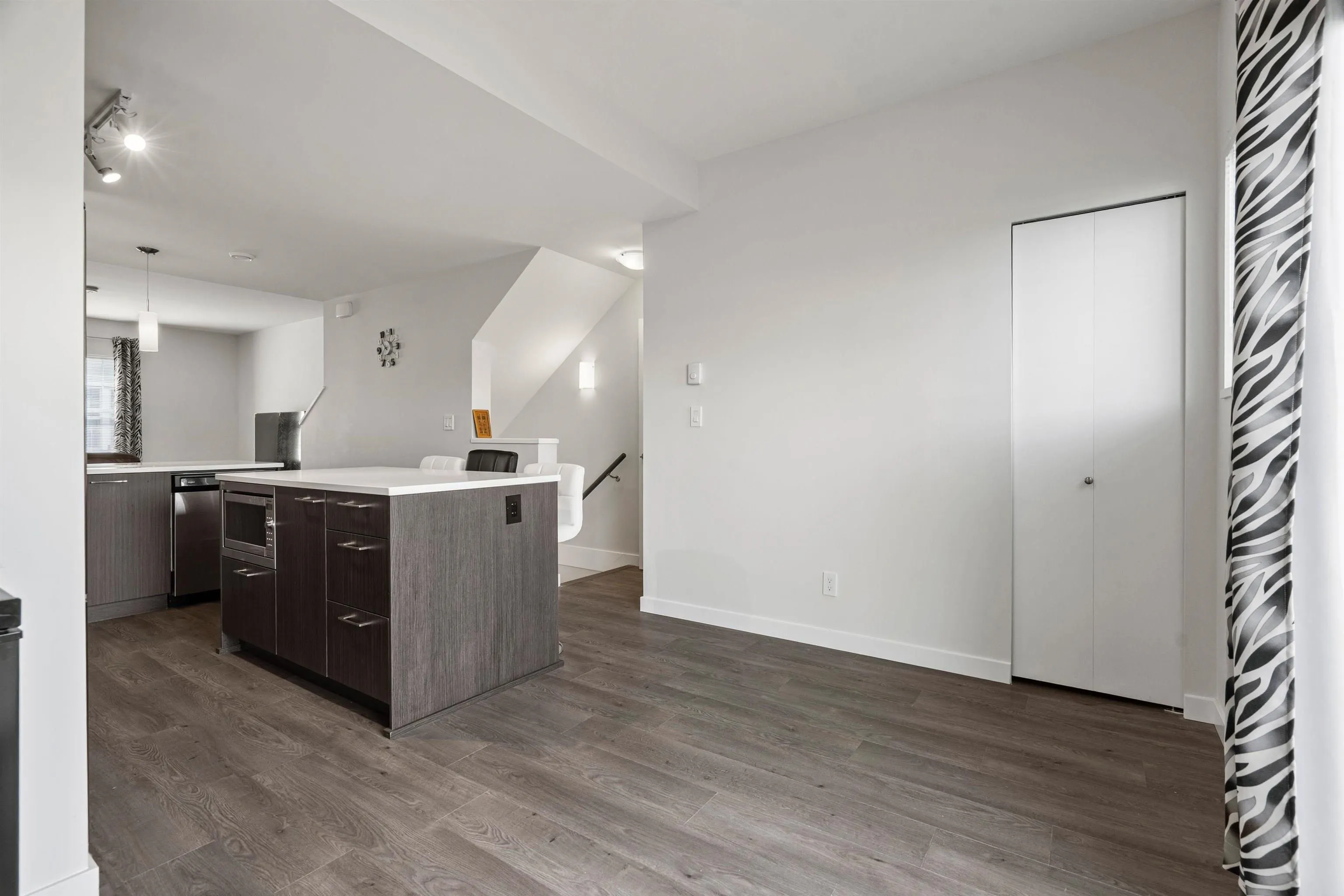 150 32633 Simon Avenue