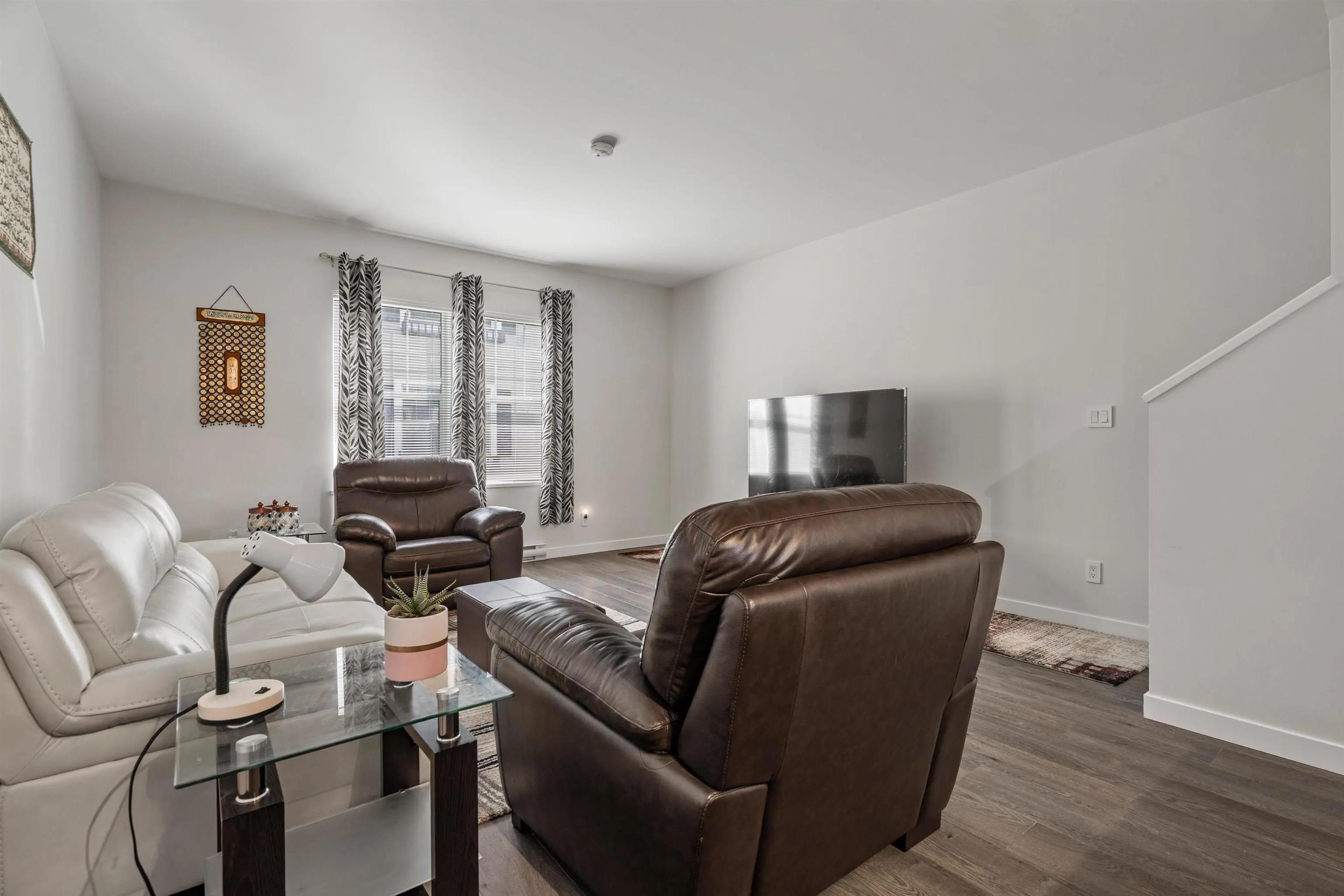 150 32633 Simon Avenue