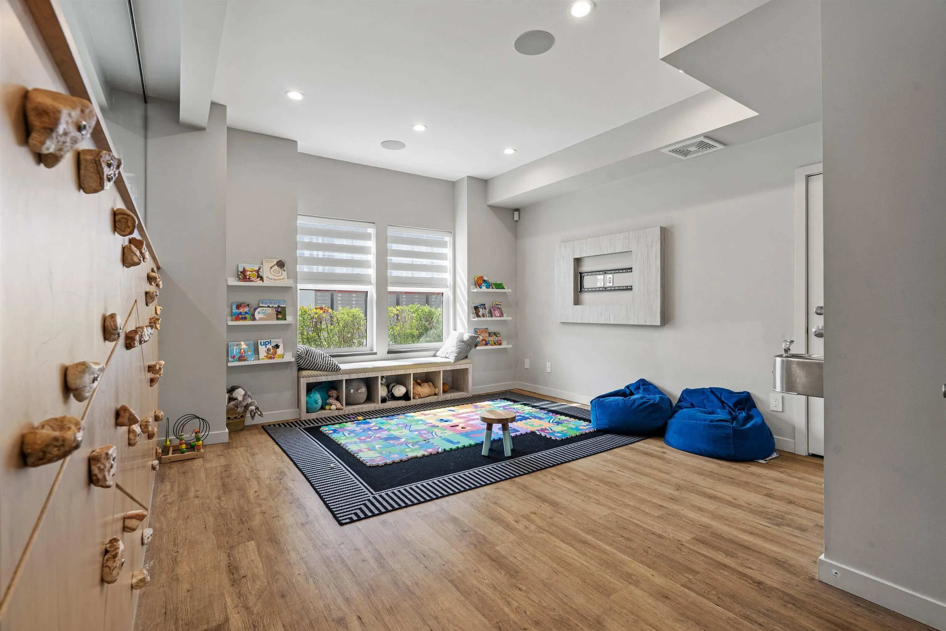 150 32633 Simon Avenue