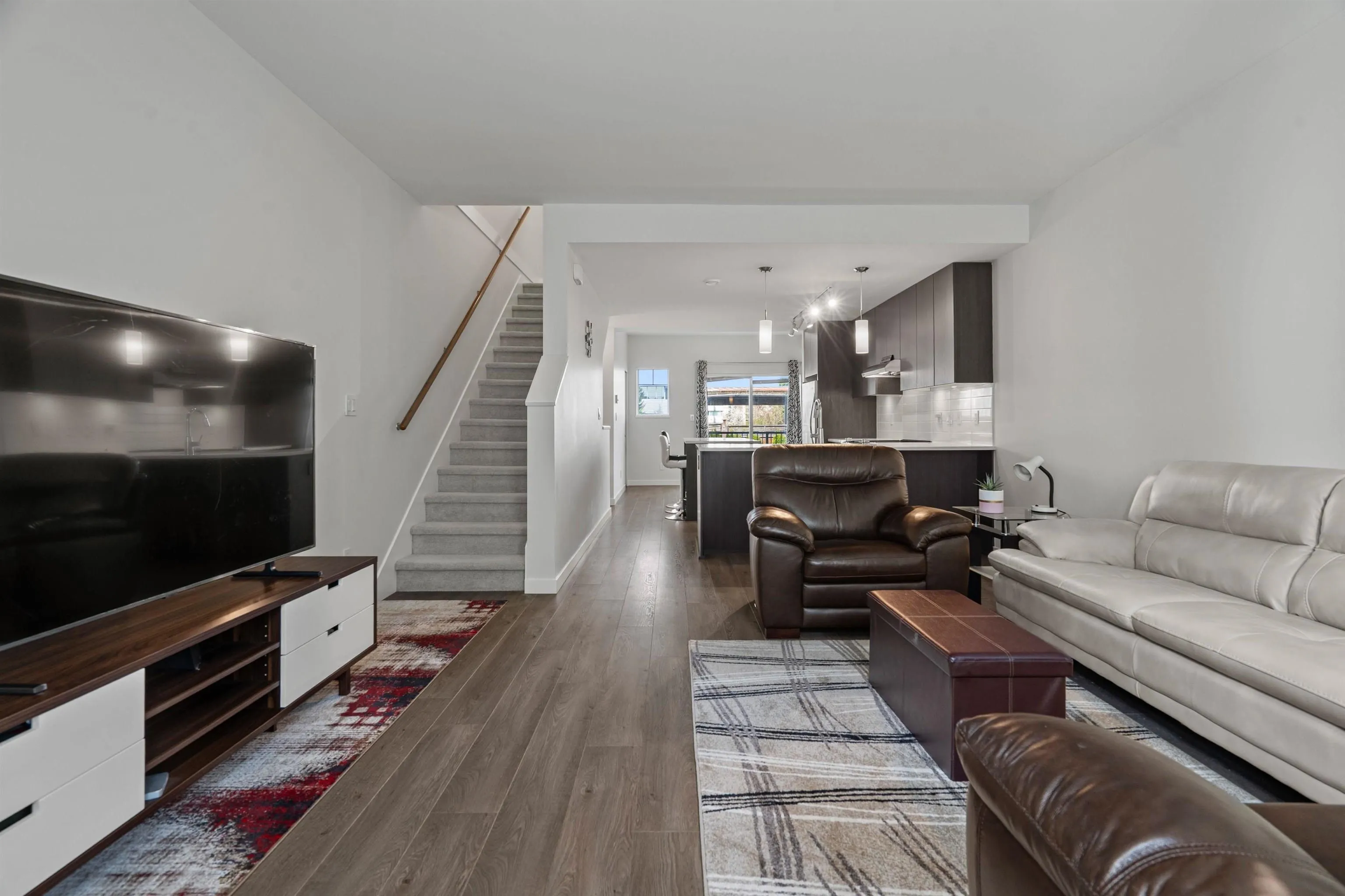 150 32633 Simon Avenue
