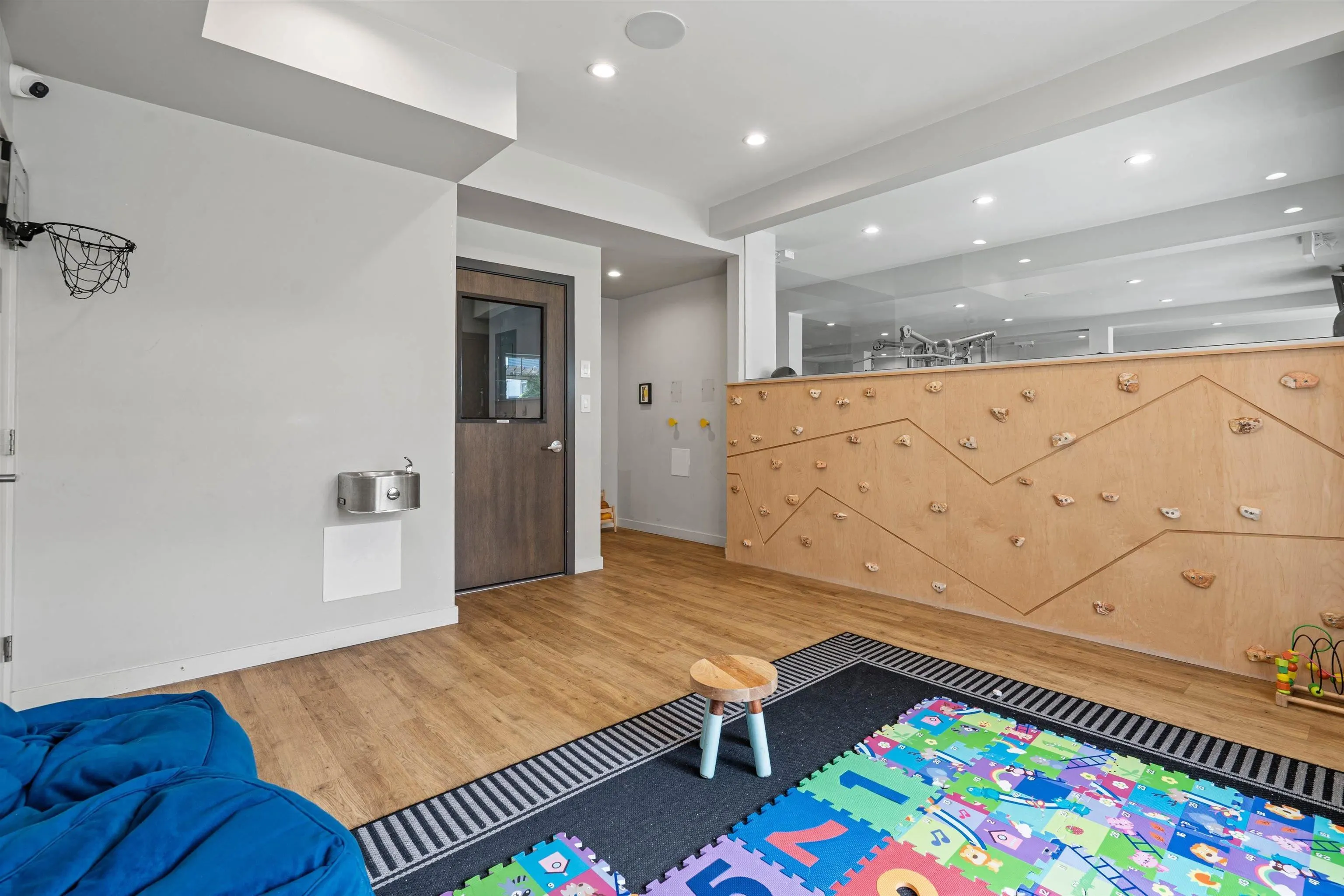150 32633 Simon Avenue