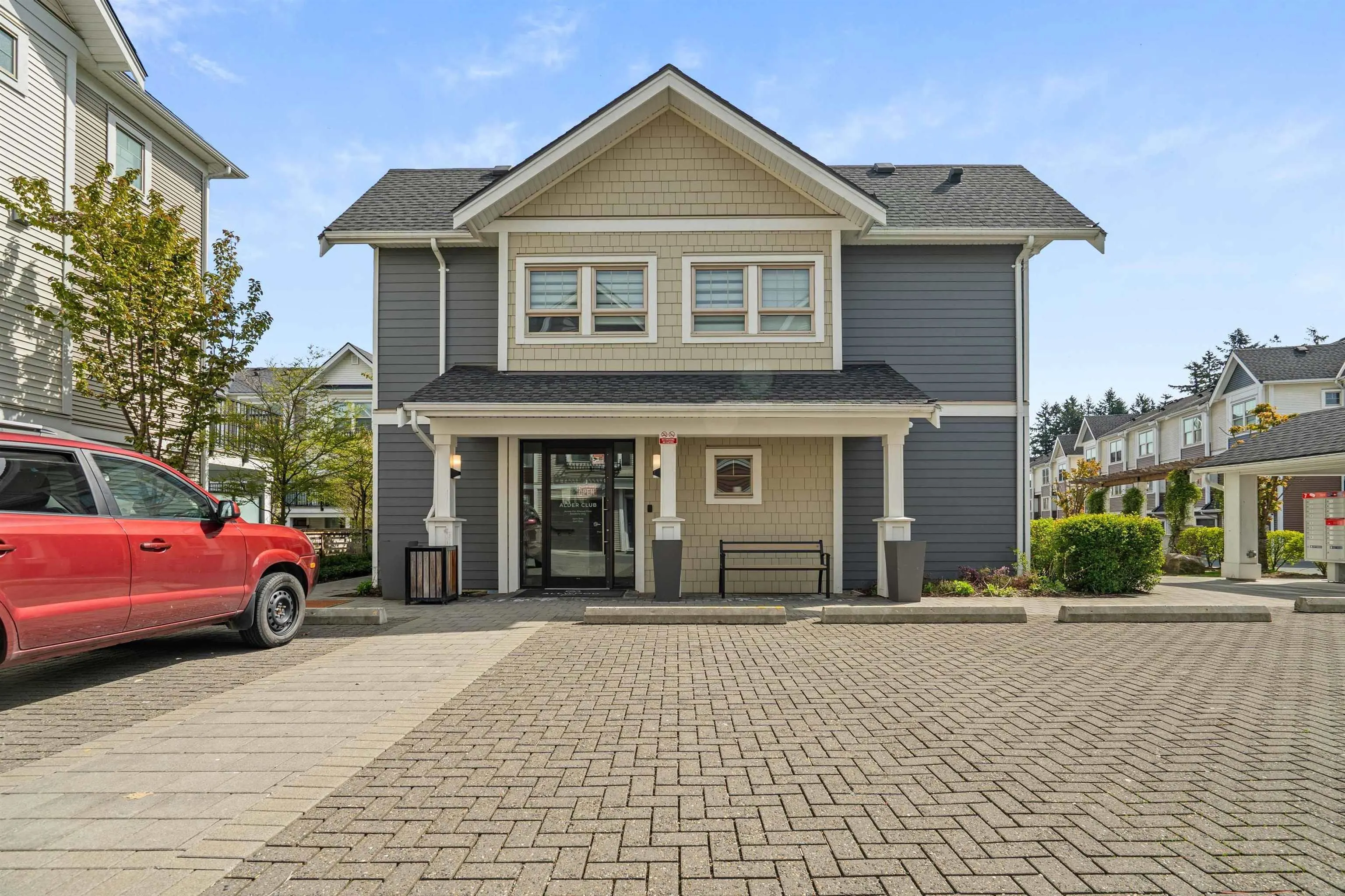 150 32633 Simon Avenue
