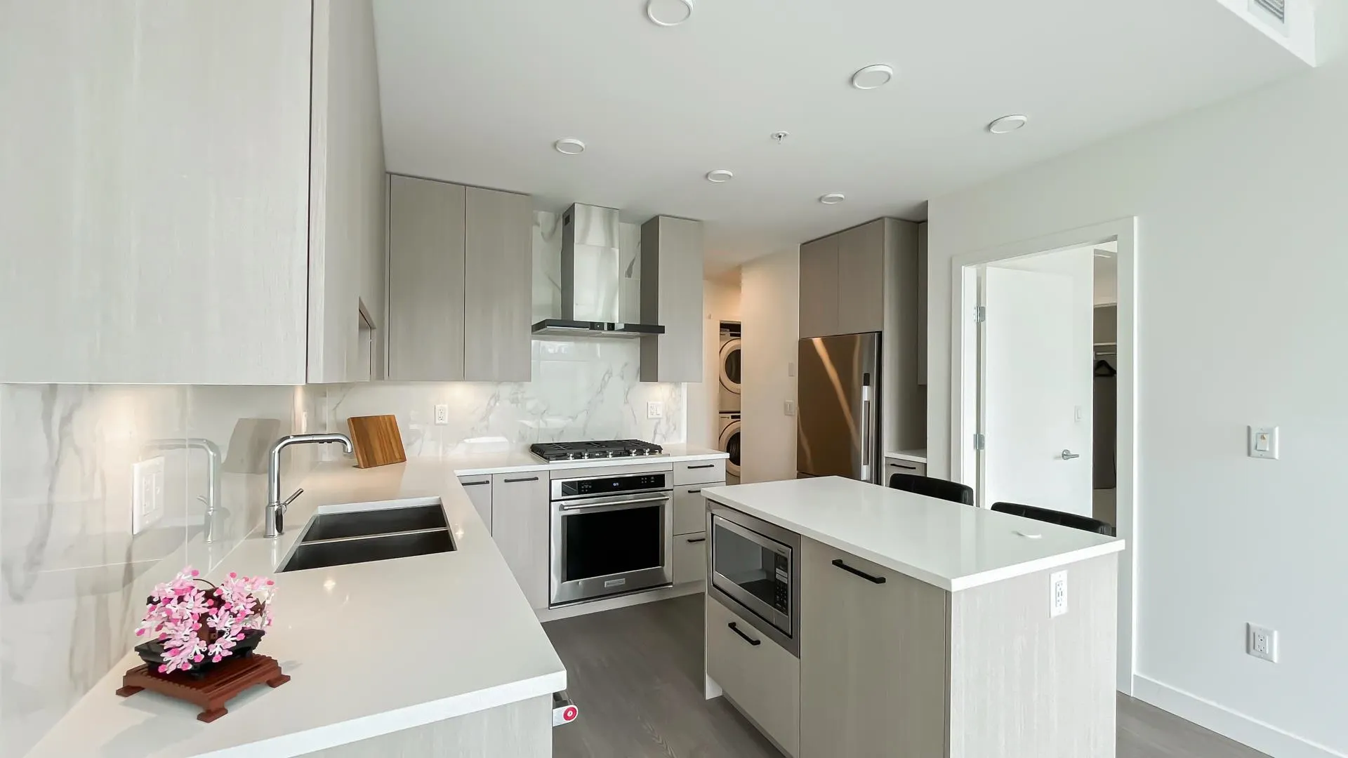 1403 555 Sydney Avenue