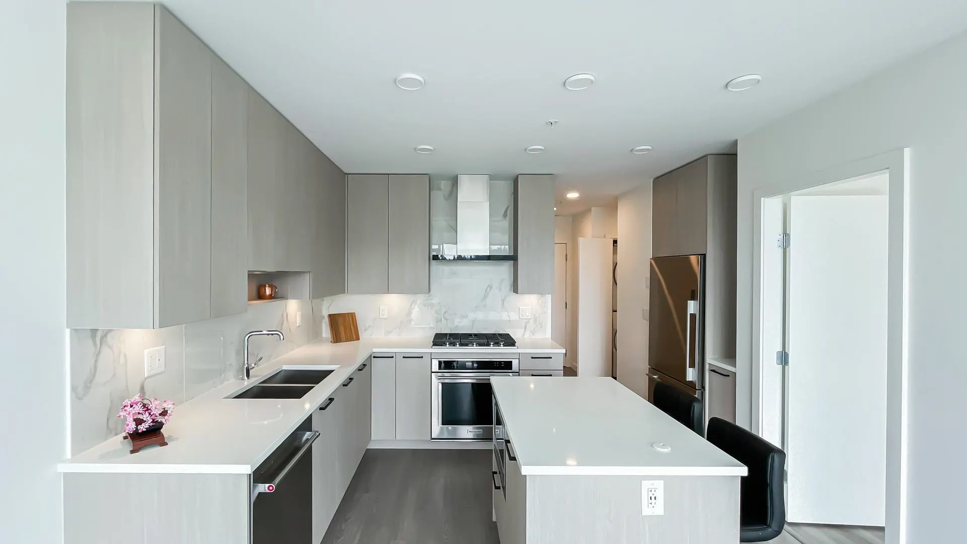 1403 555 Sydney Avenue