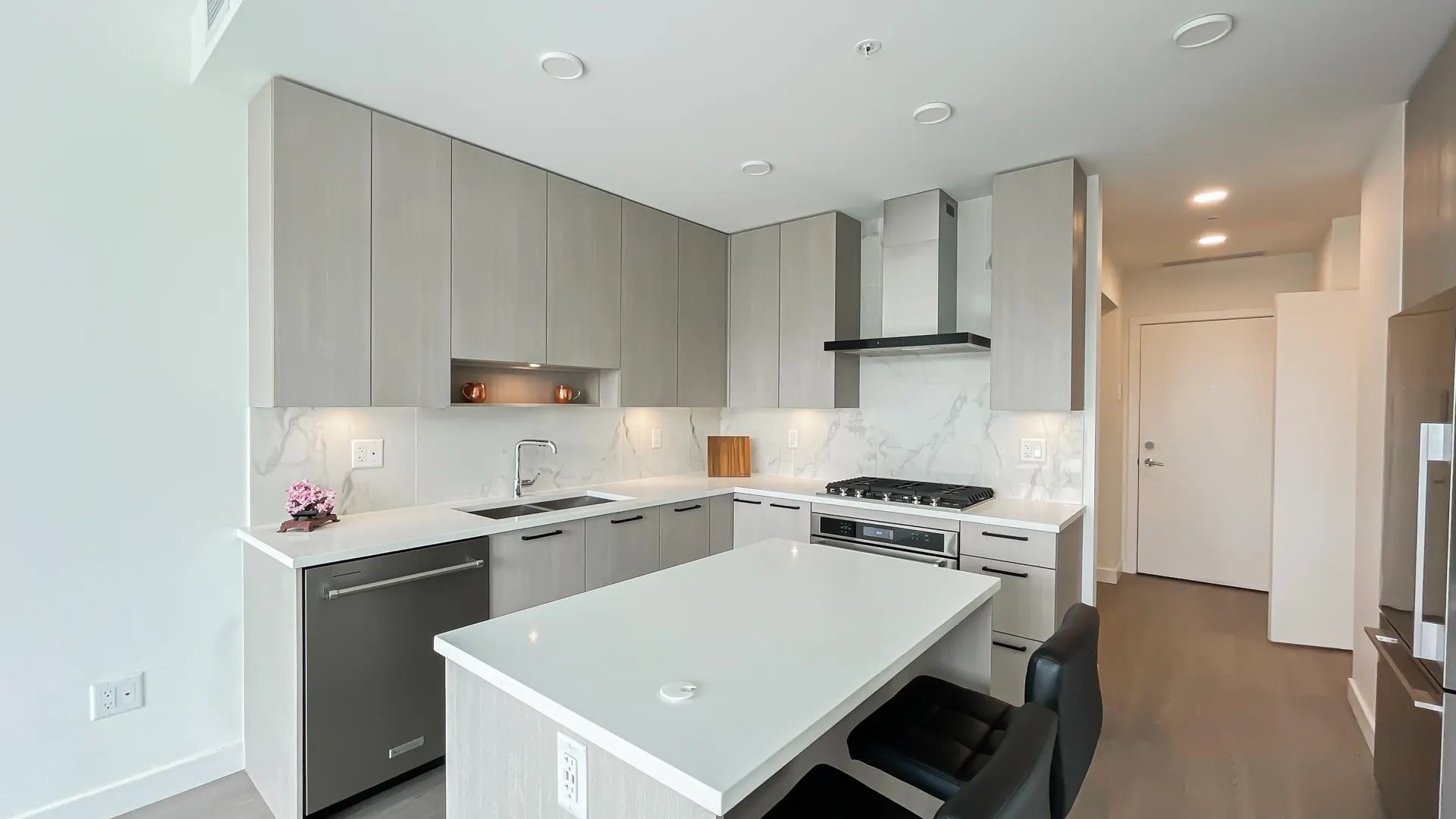 1403 555 Sydney Avenue