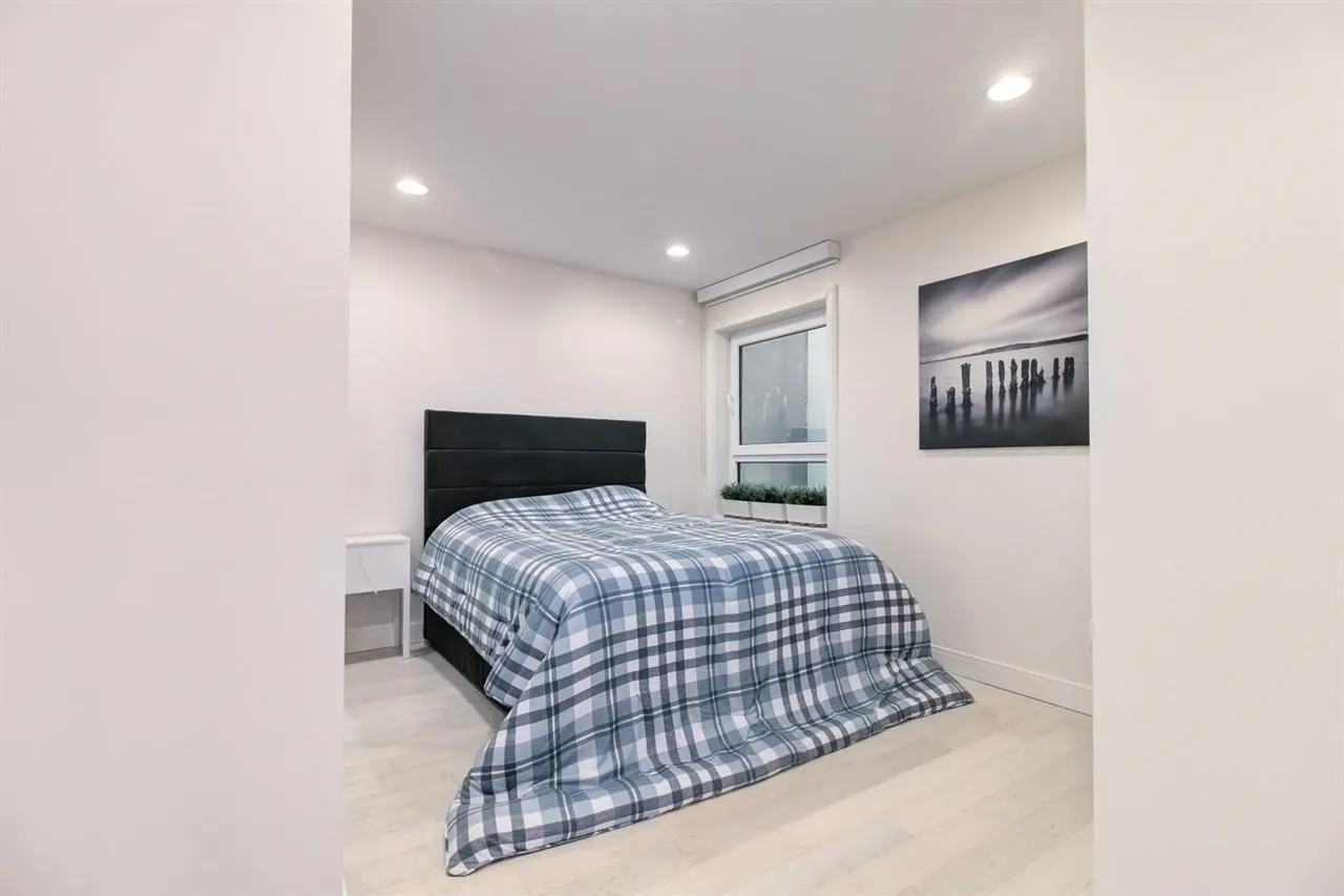 204 15581 Marine Drive