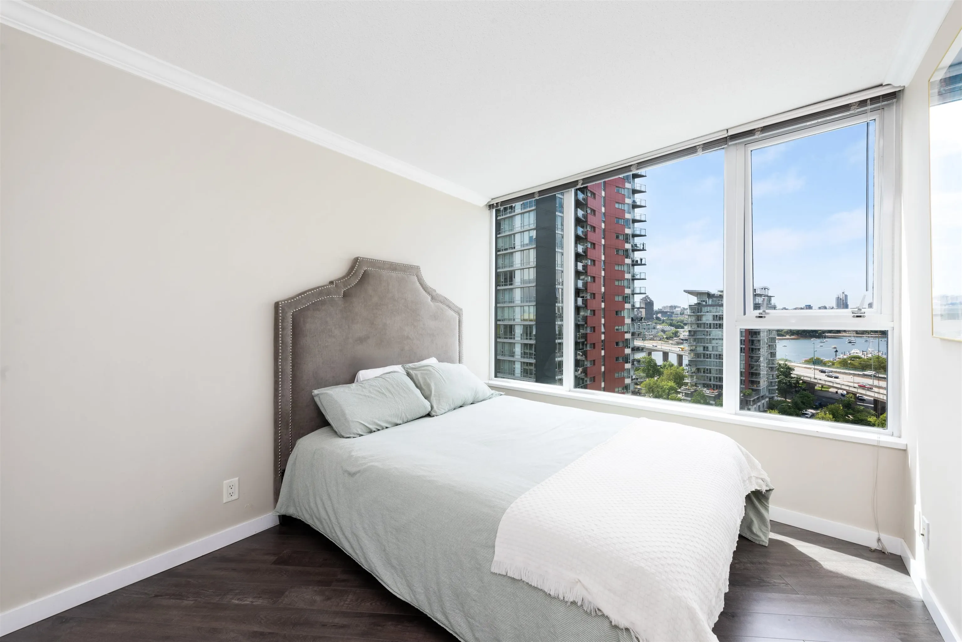 1606 33 Smithe Street