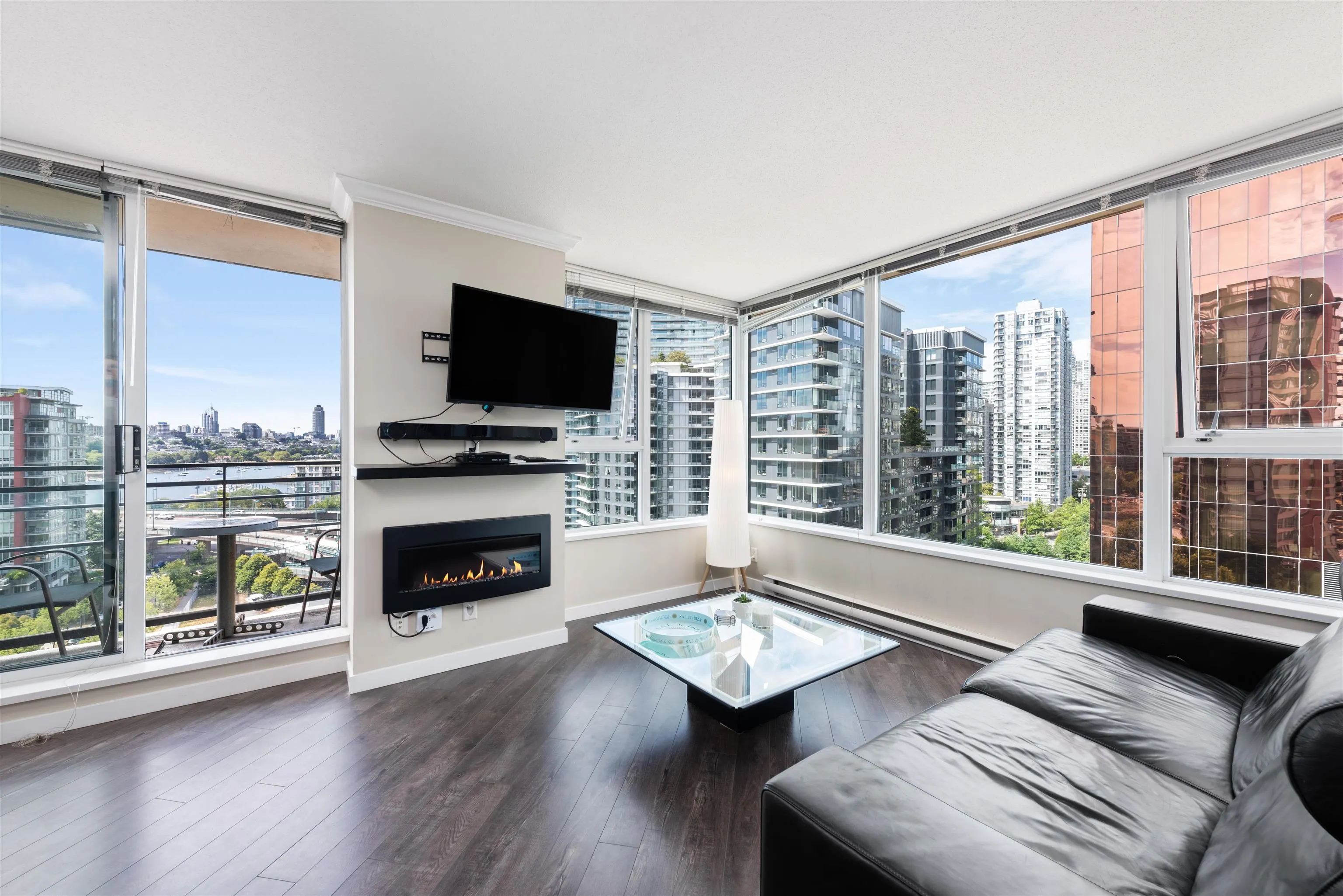 1606 33 Smithe Street