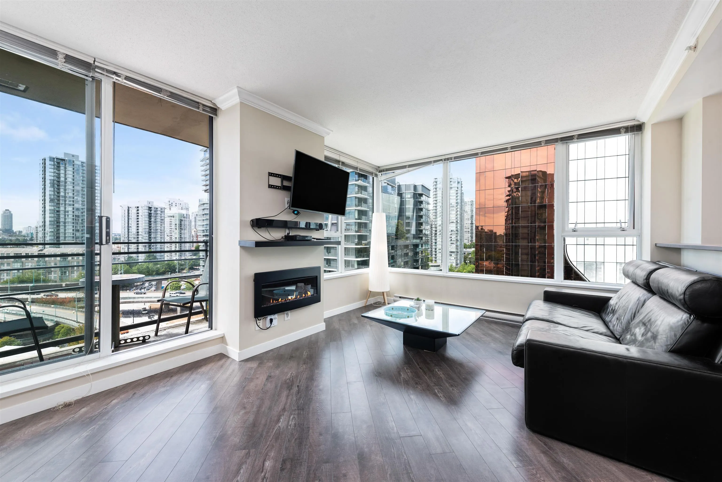 1606 33 Smithe Street