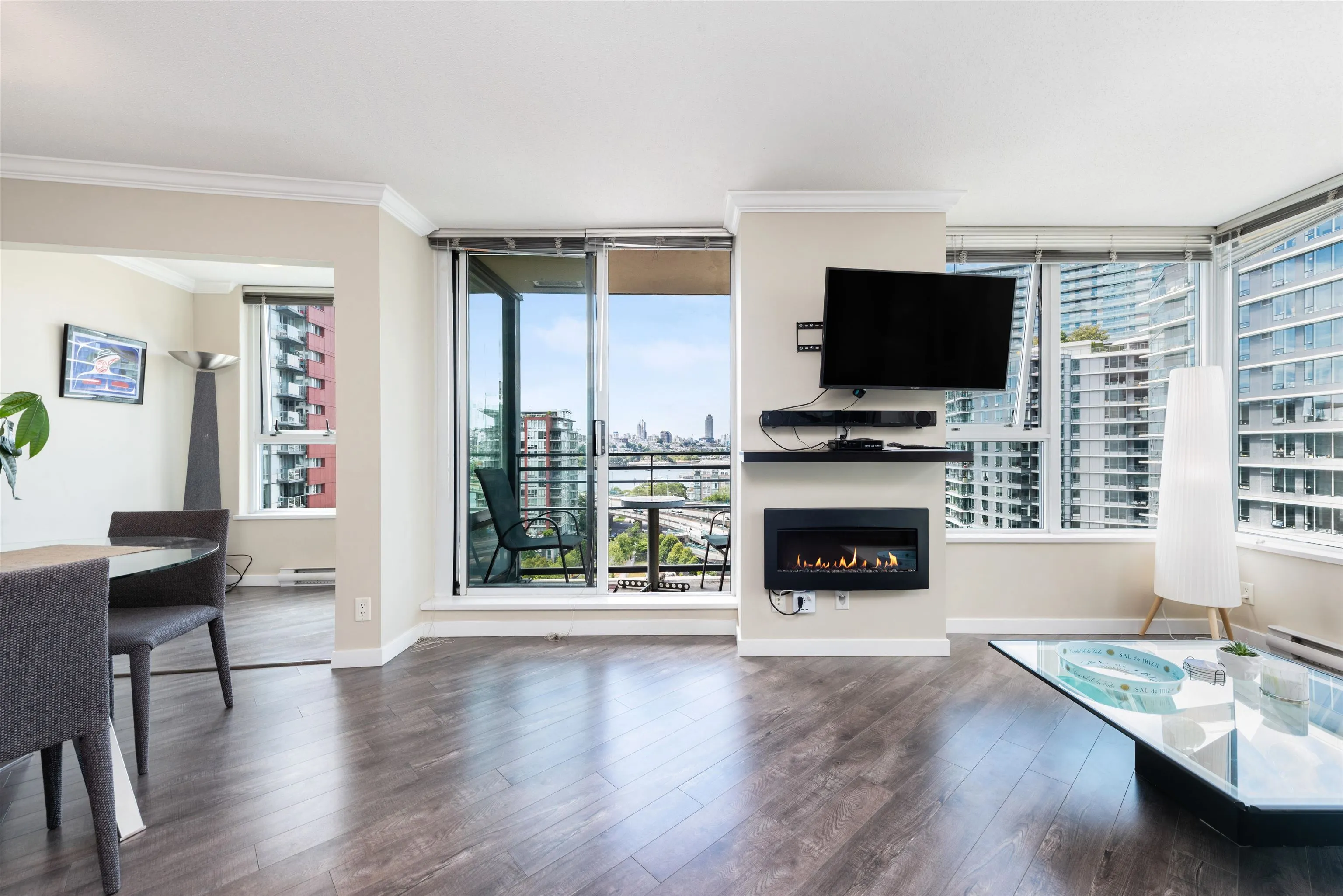 1606 33 Smithe Street