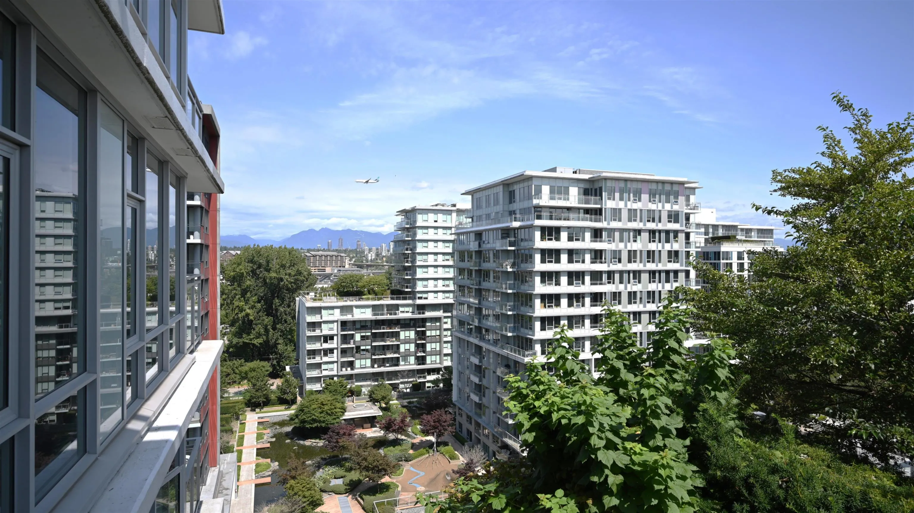 1608 8800 Hazelbridge Way