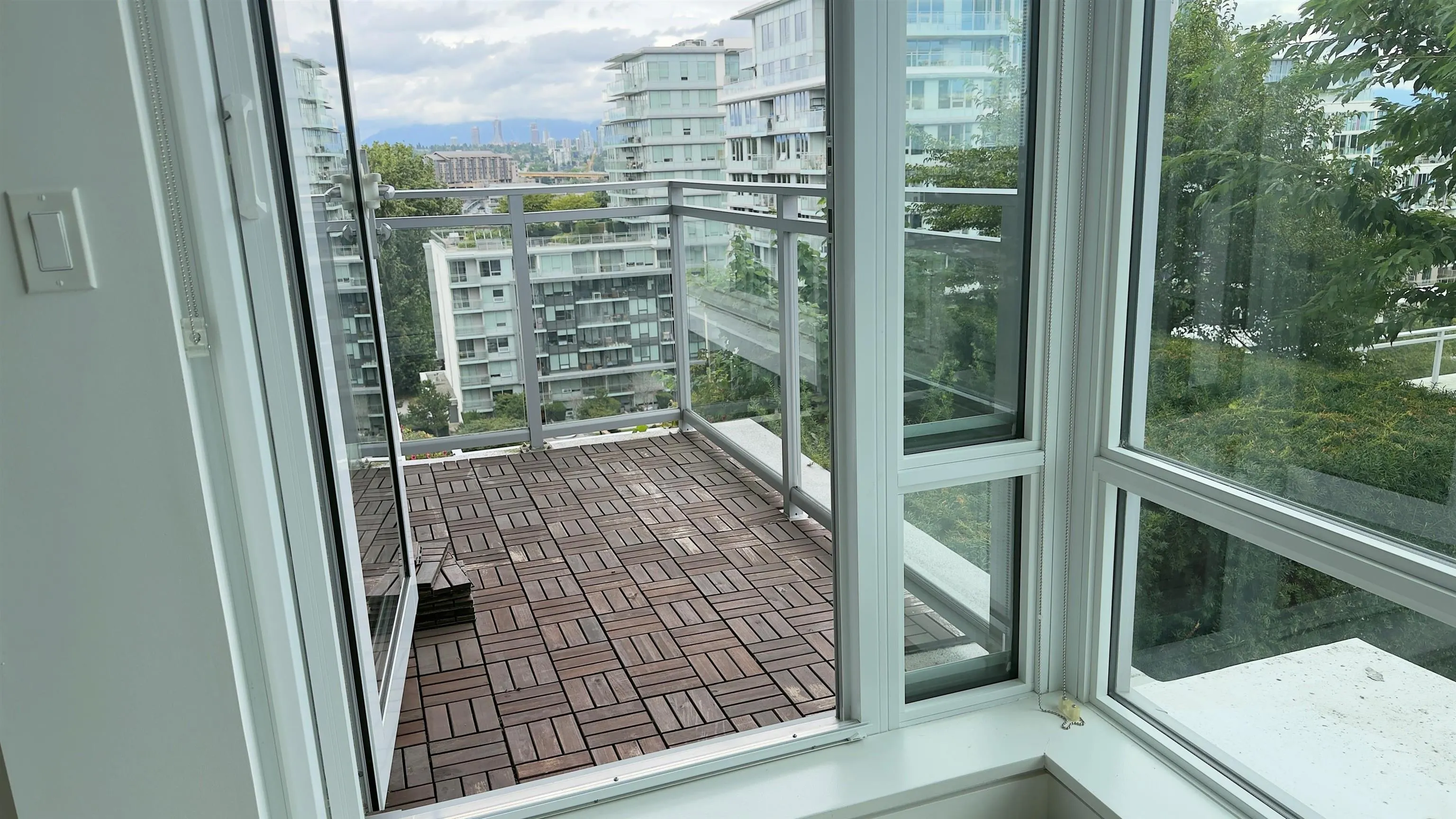 1608 8800 Hazelbridge Way