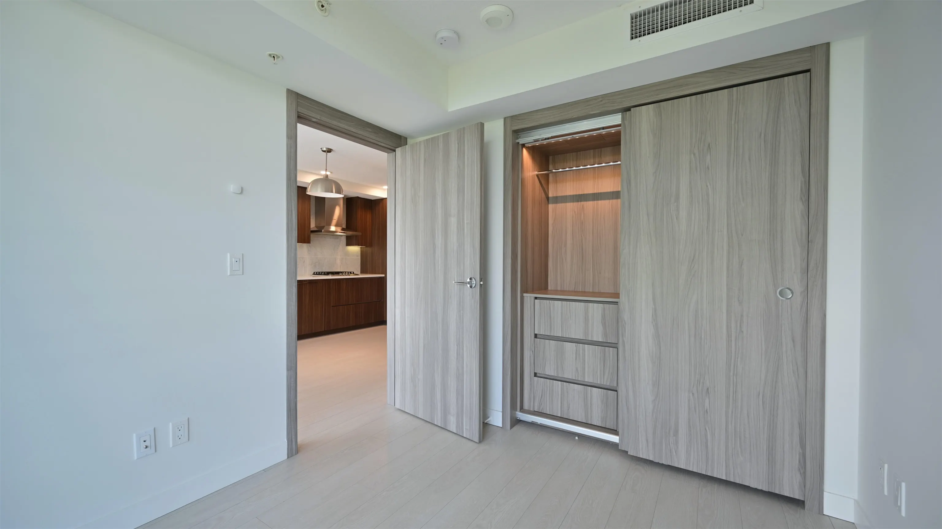 1608 8800 Hazelbridge Way