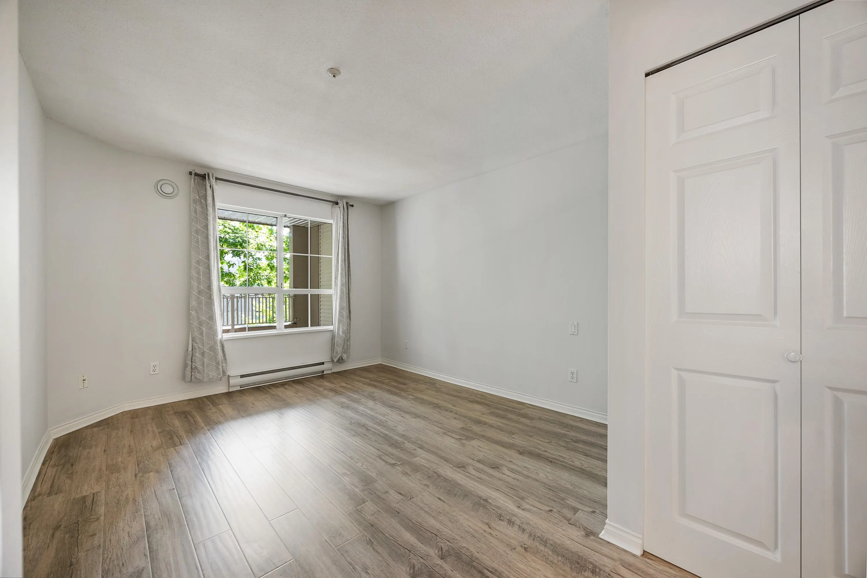 206 2990 Princess Crescent