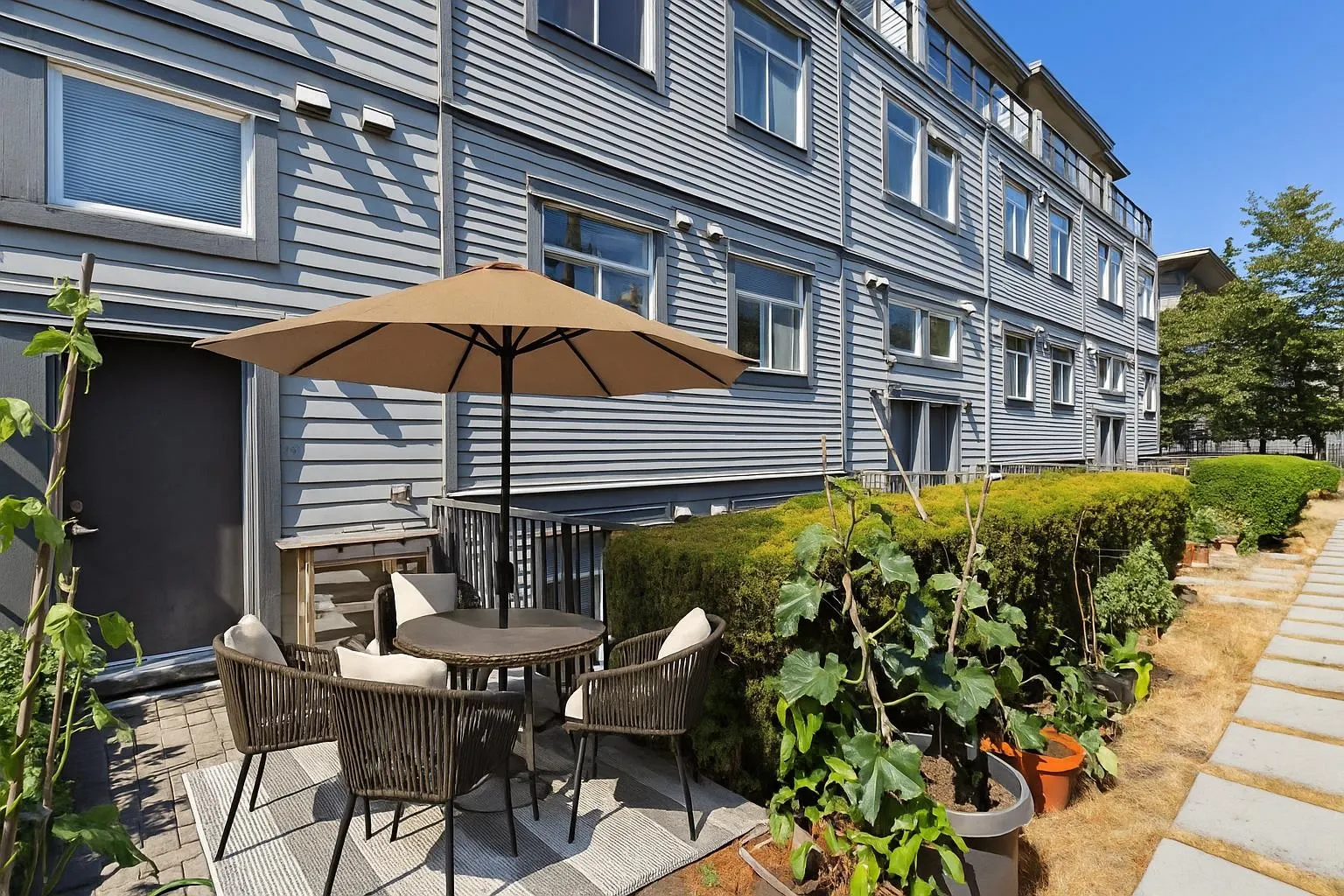 204 5632 Kings Road