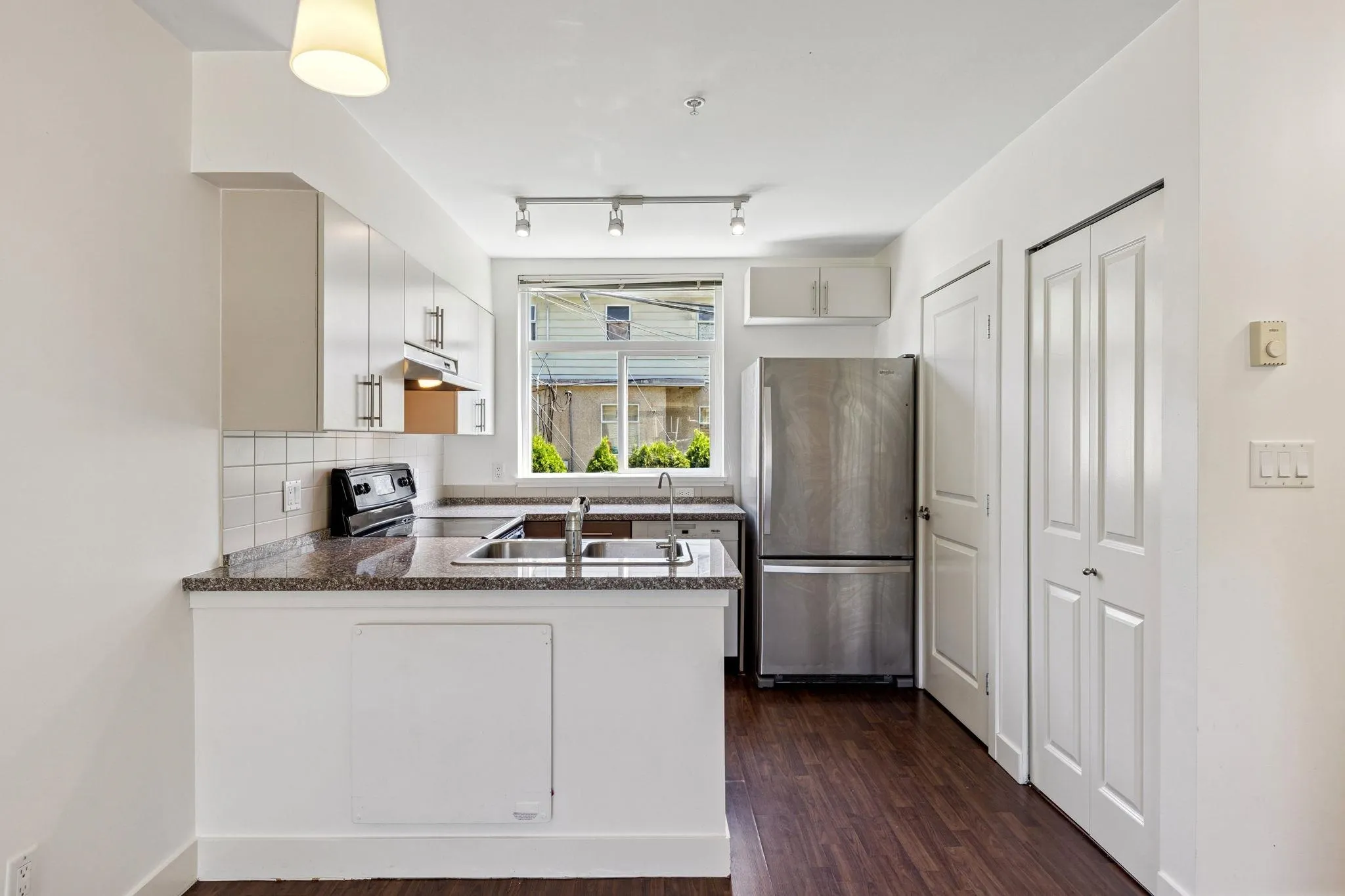 204 5632 Kings Road