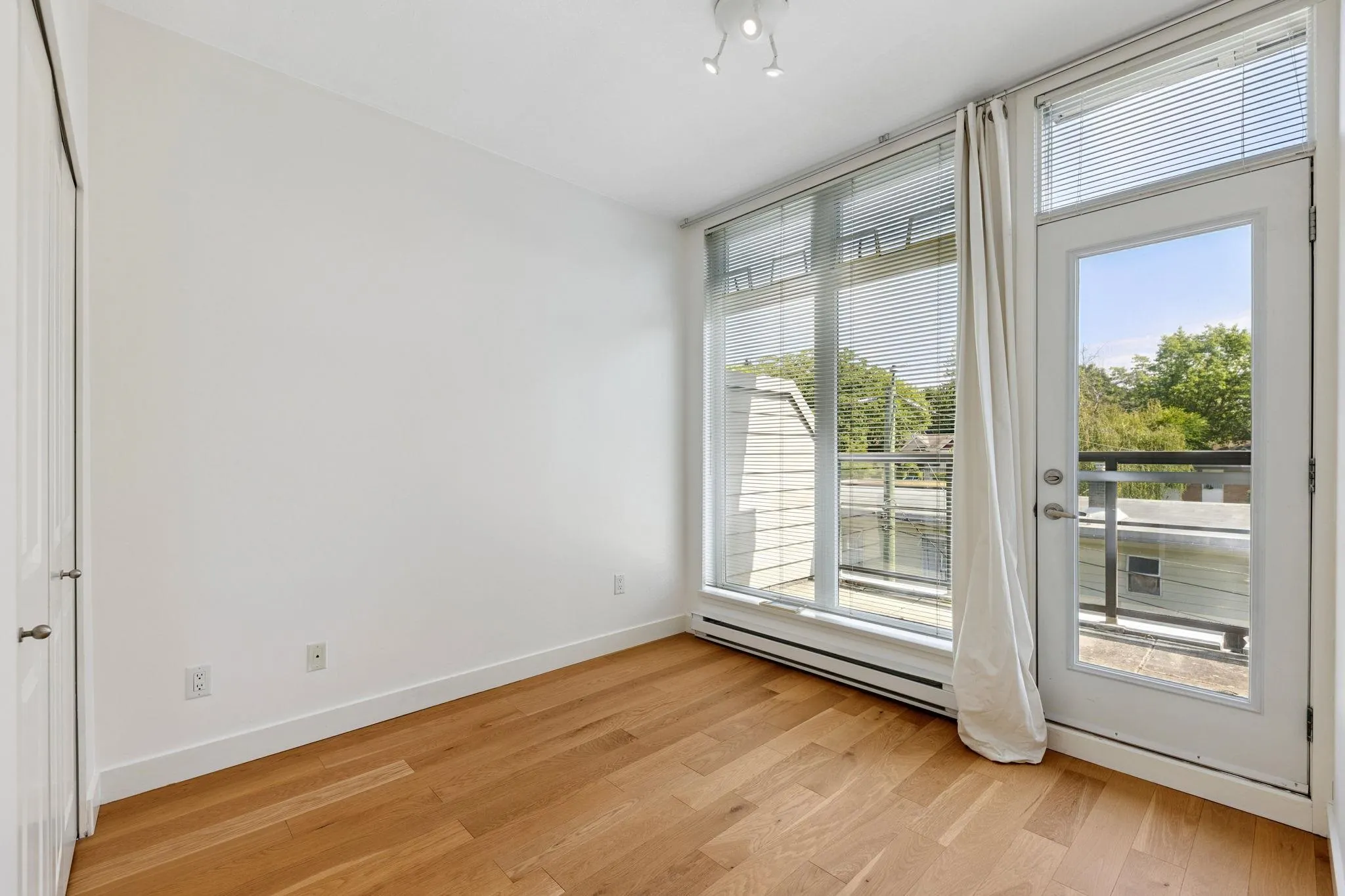 204 5632 Kings Road