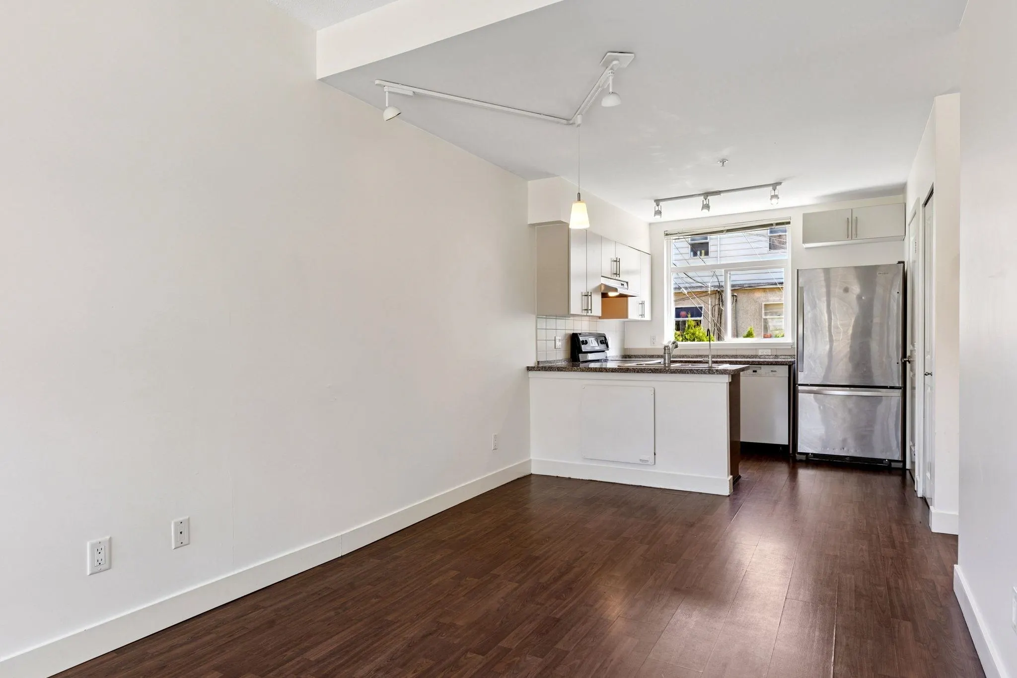 204 5632 Kings Road