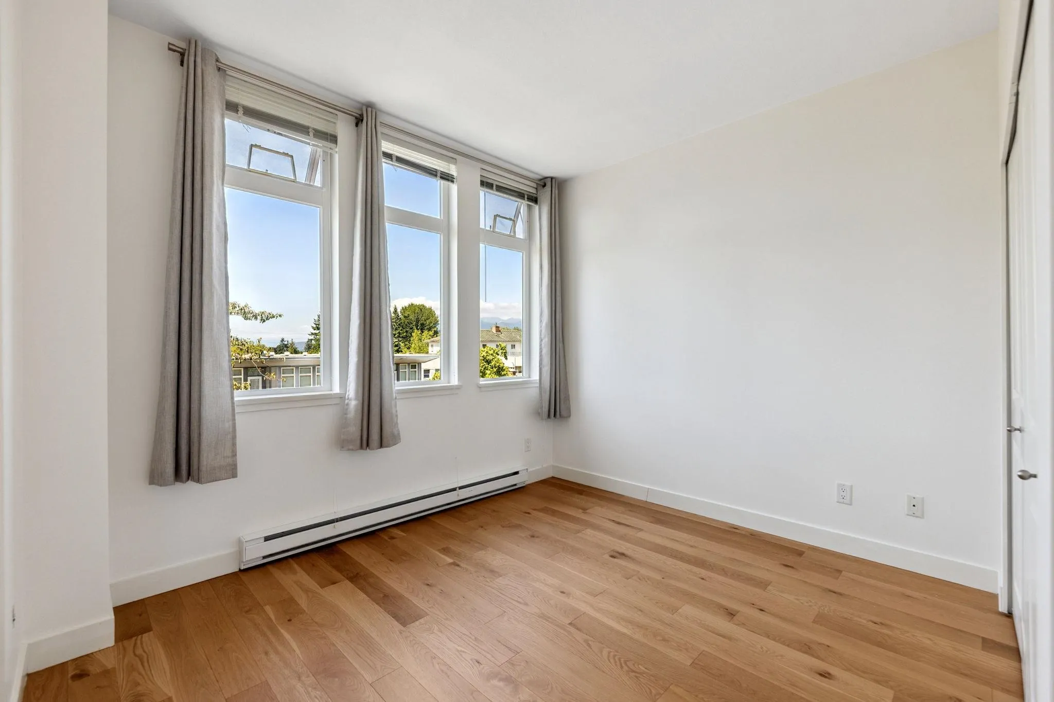 204 5632 Kings Road