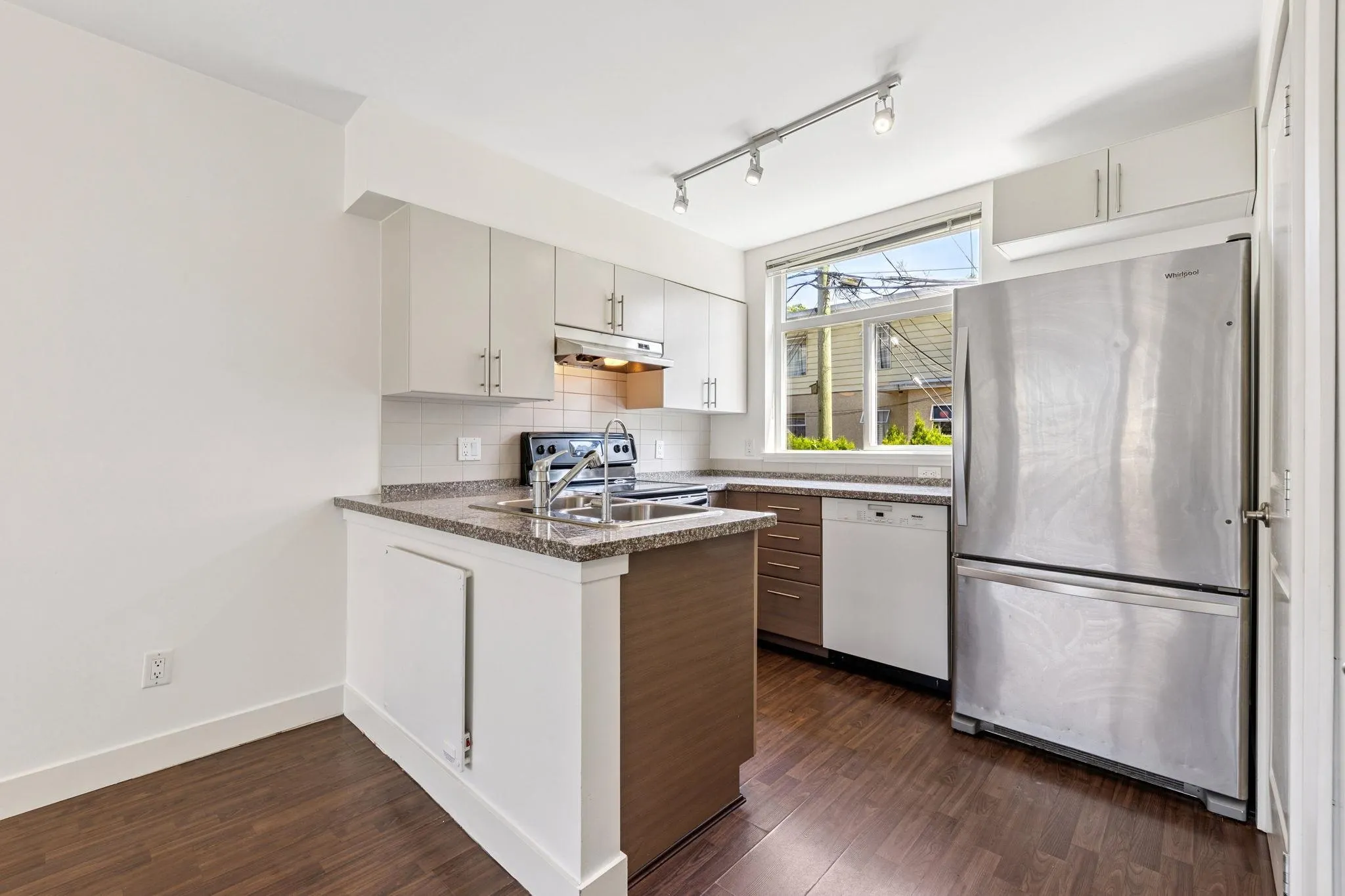 204 5632 Kings Road