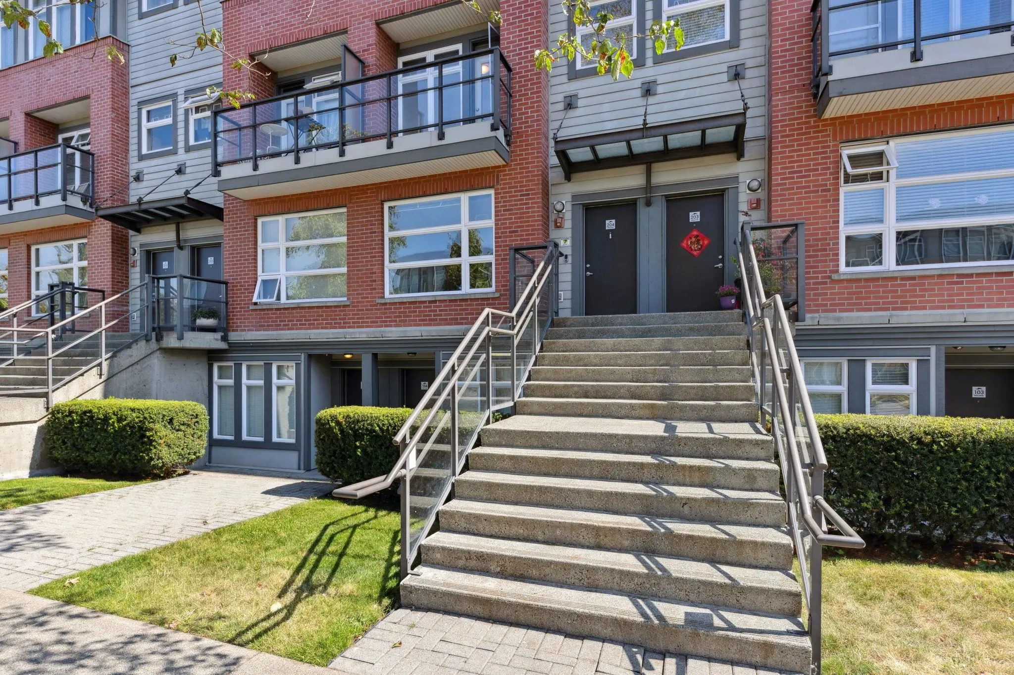 204 5632 Kings Road