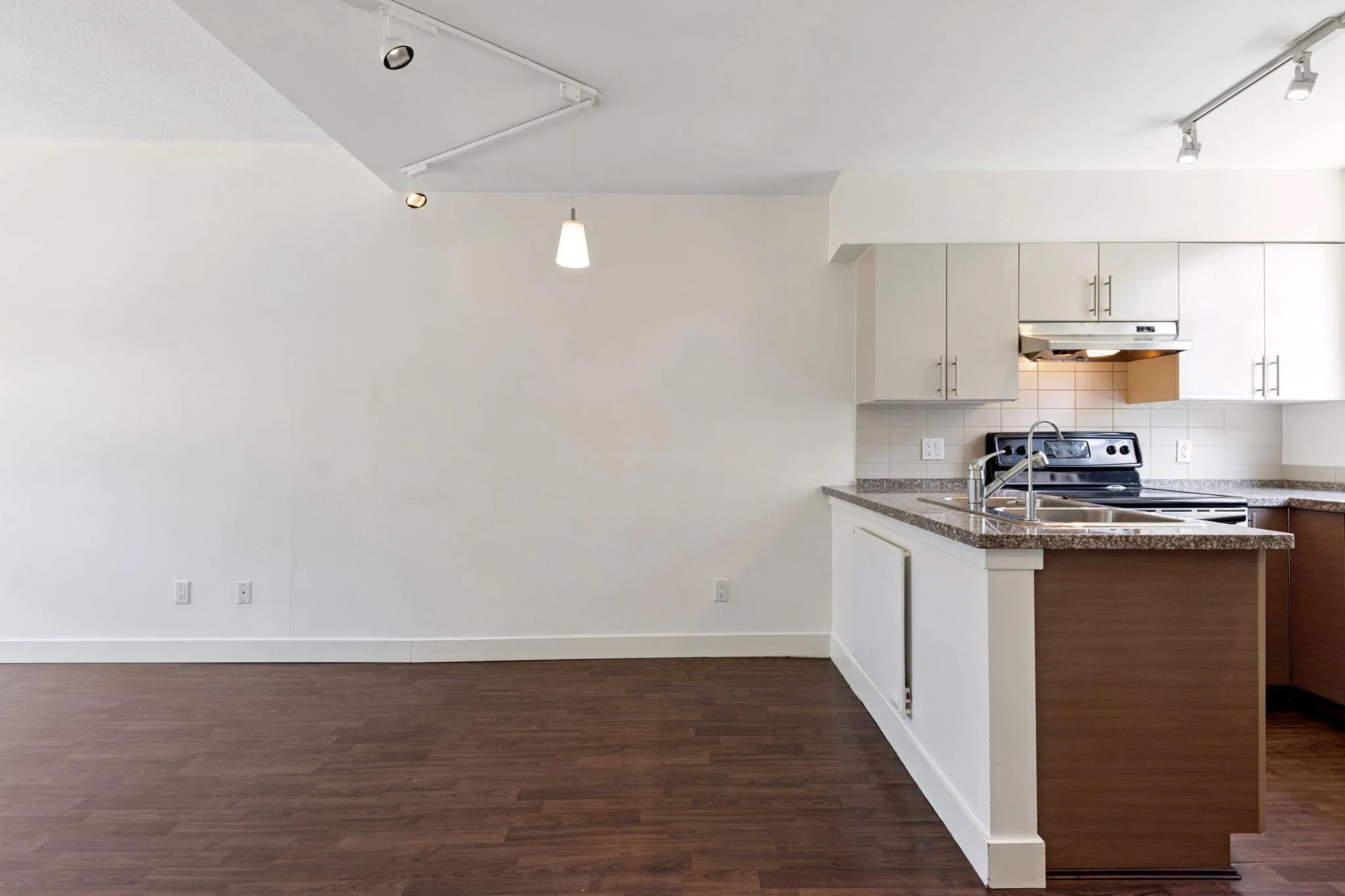 204 5632 Kings Road