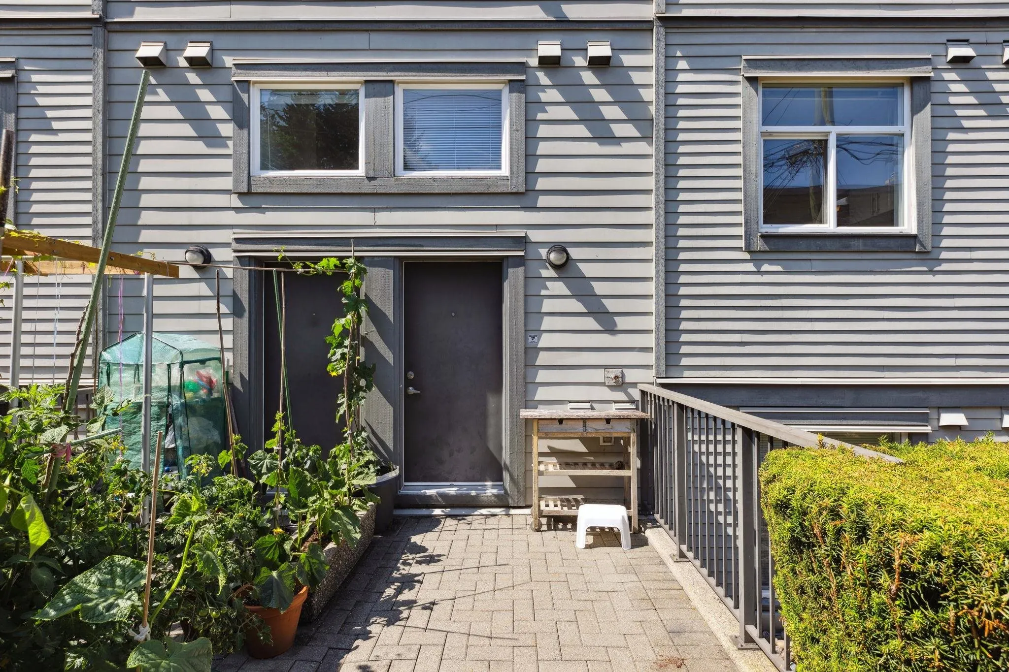 204 5632 Kings Road